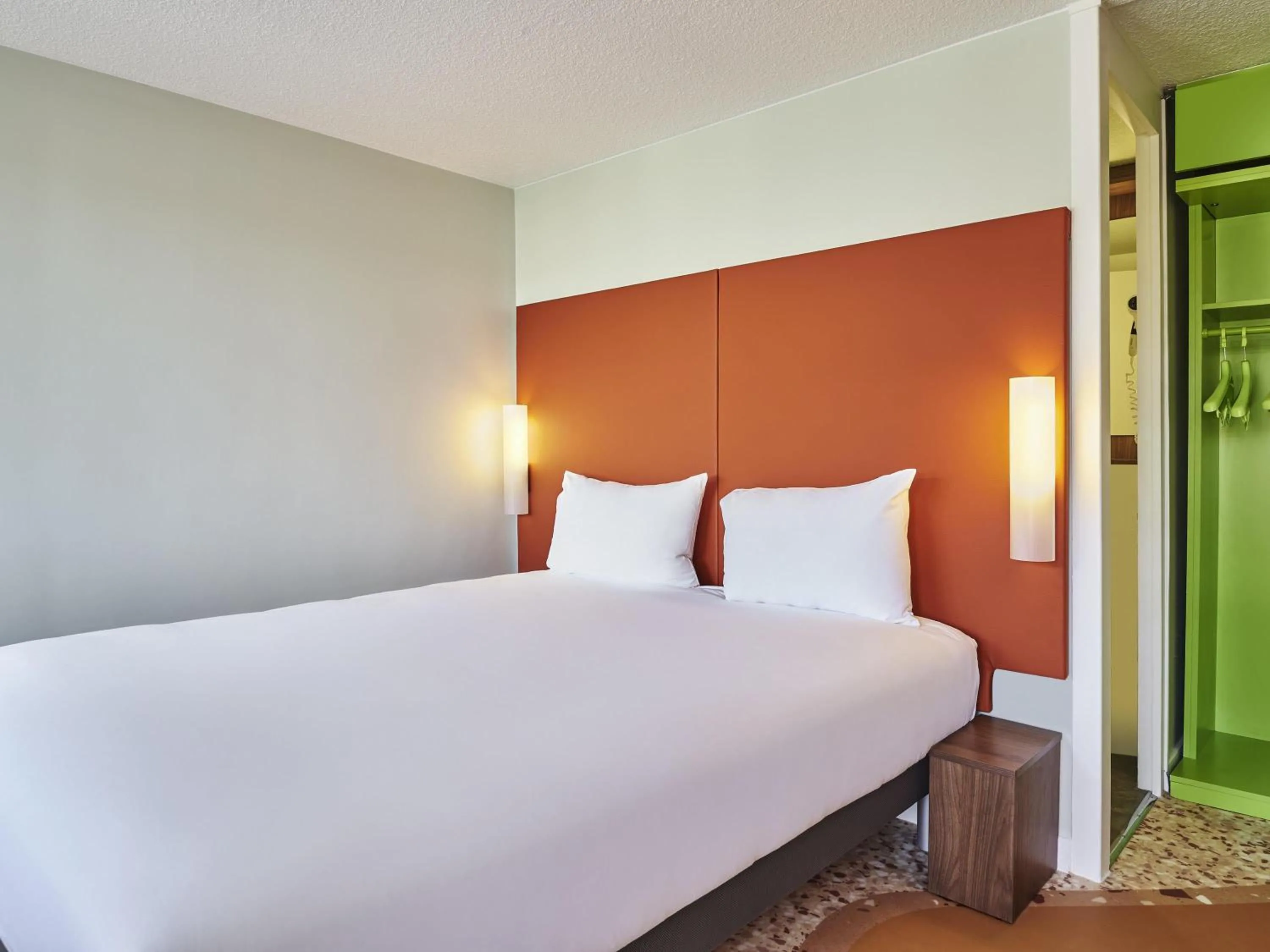 Bedroom, Bed in Greet Hotel Versailles - Voisins Le Bretonneux