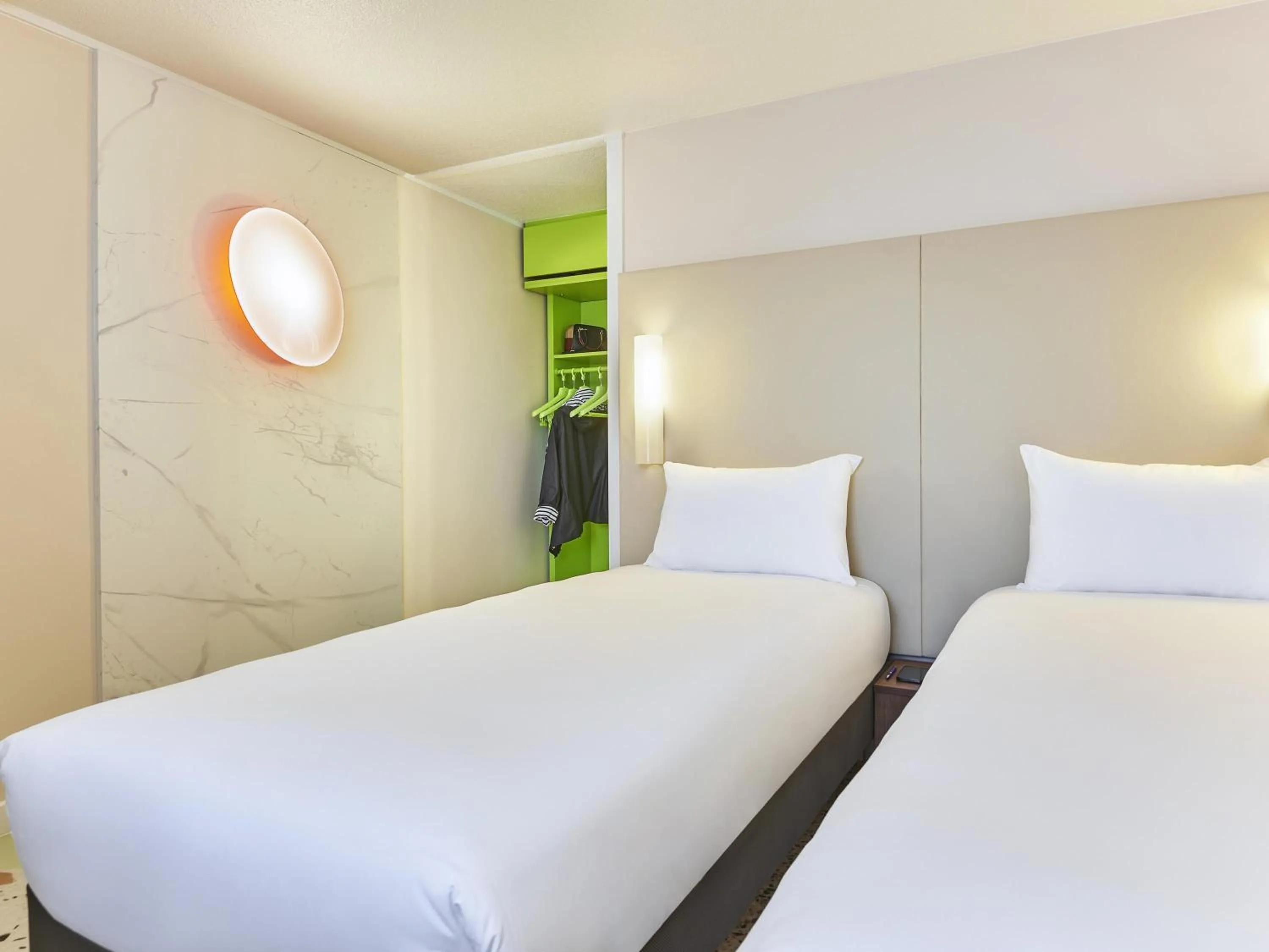 Bedroom, Bed in Greet Hotel Versailles - Voisins Le Bretonneux