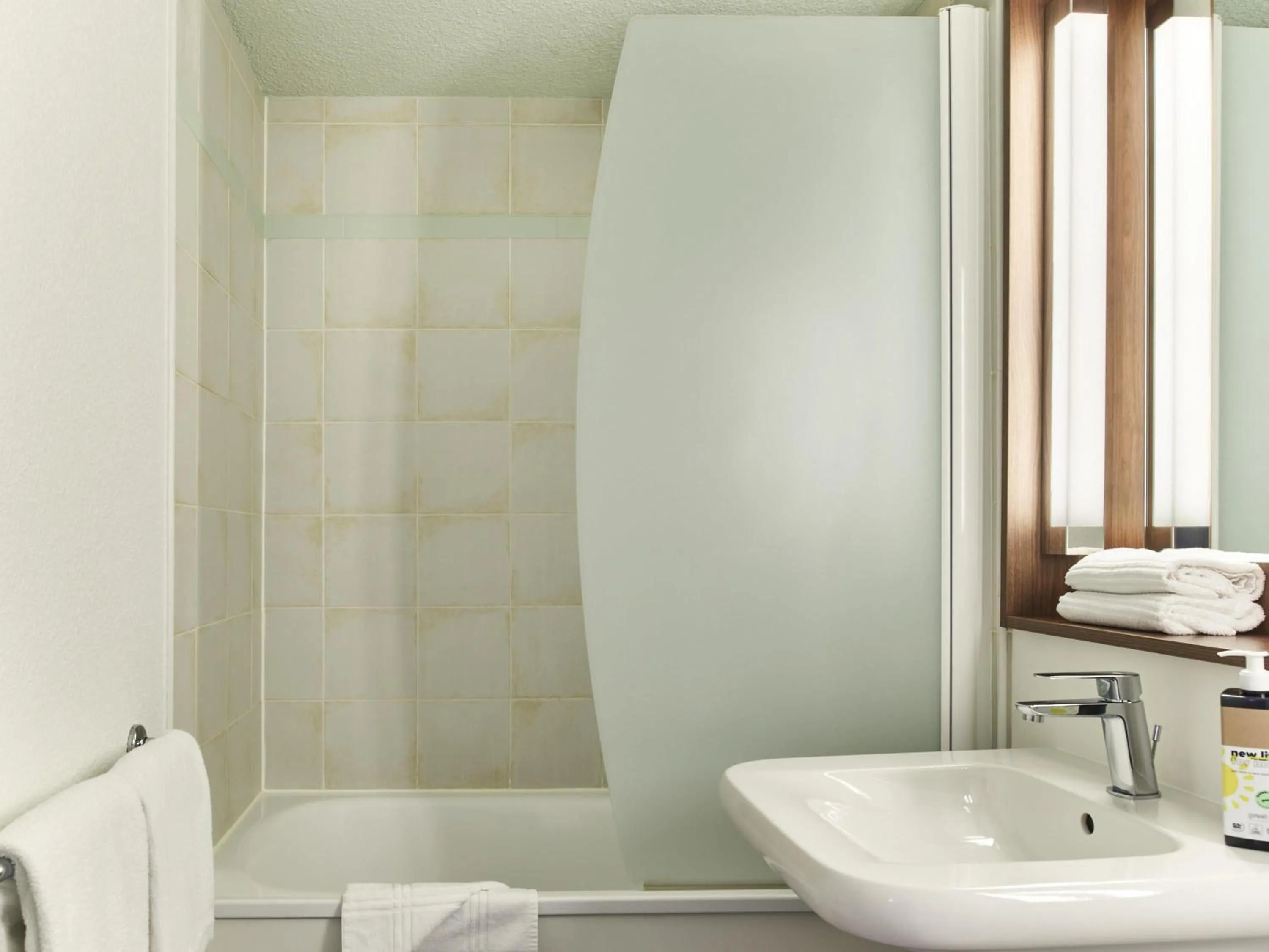 Bedroom in Greet Hotel Versailles - Voisins Le Bretonneux