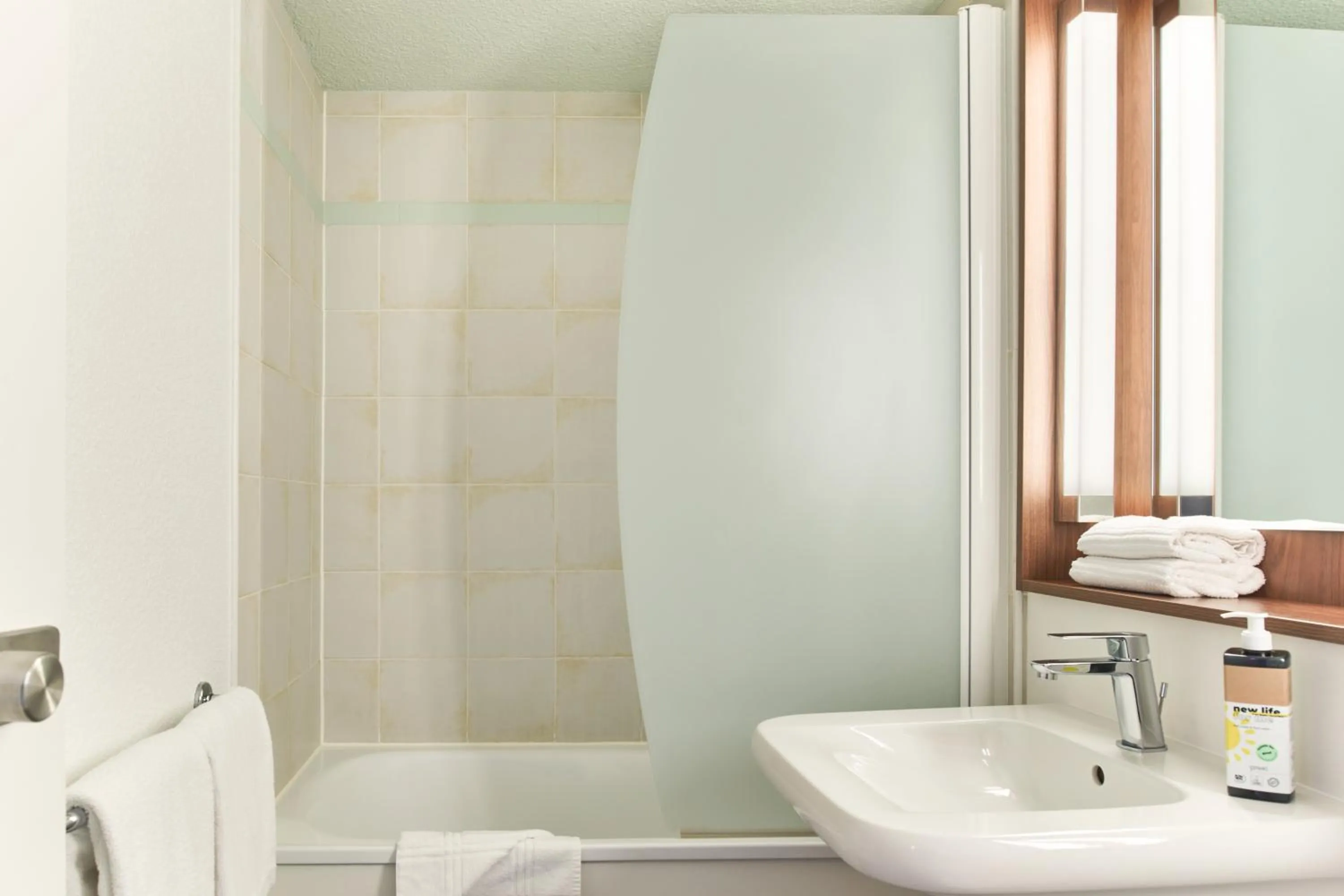 Bathroom in Greet Hotel Versailles - Voisins Le Bretonneux