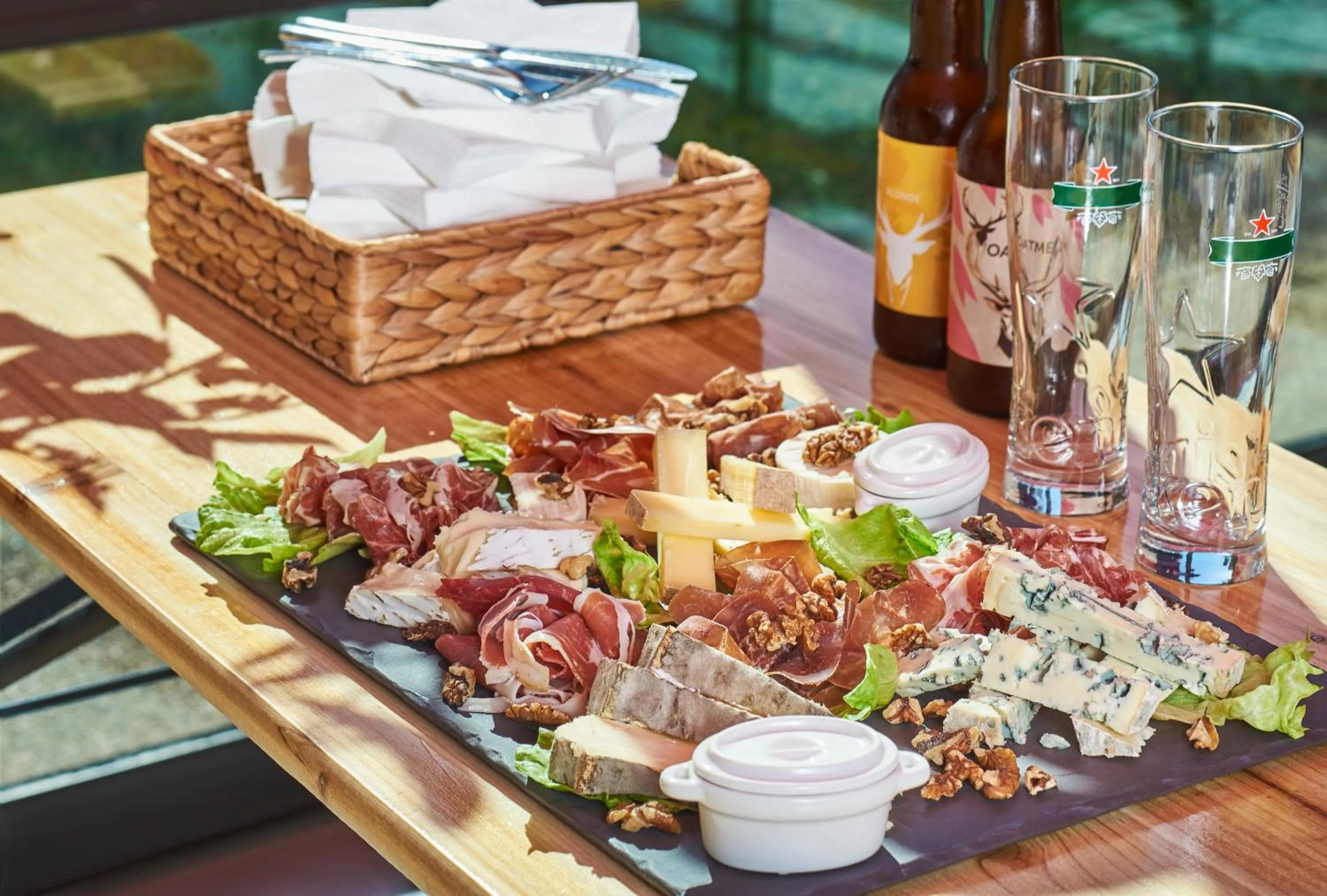 Food and drinks in Greet Hotel Versailles - Voisins Le Bretonneux