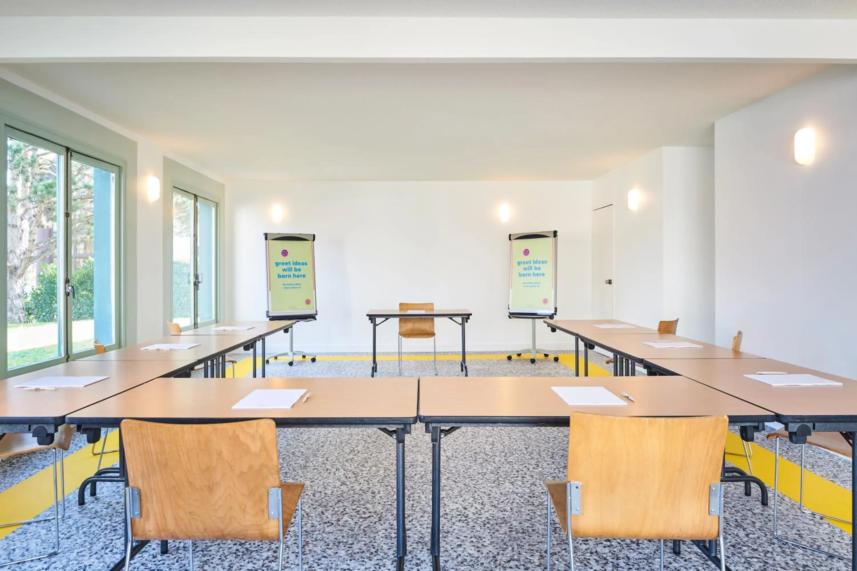 Business facilities in Greet Hotel Versailles - Voisins Le Bretonneux