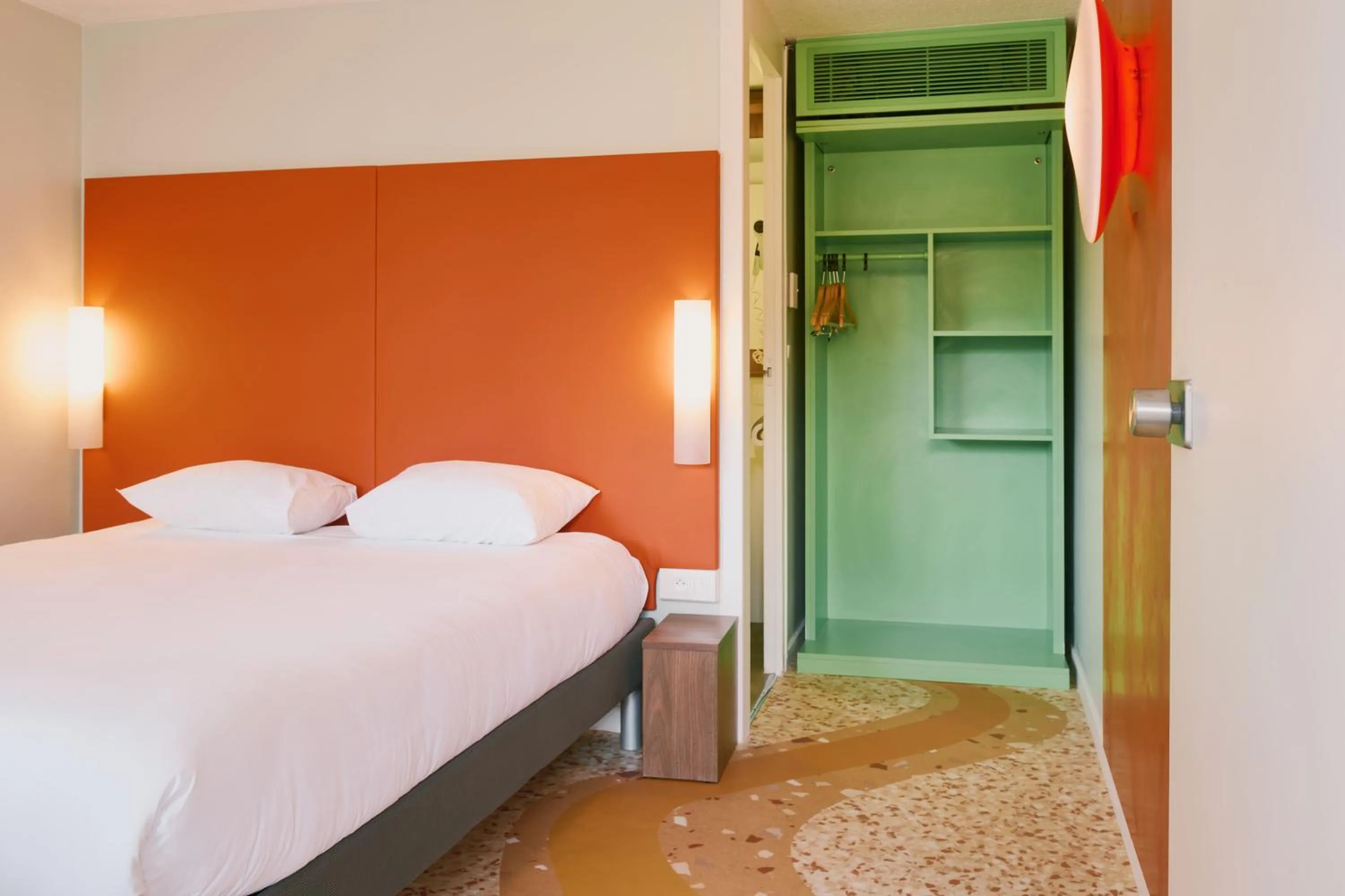 Bedroom, Bed in Greet Hotel Versailles - Voisins Le Bretonneux