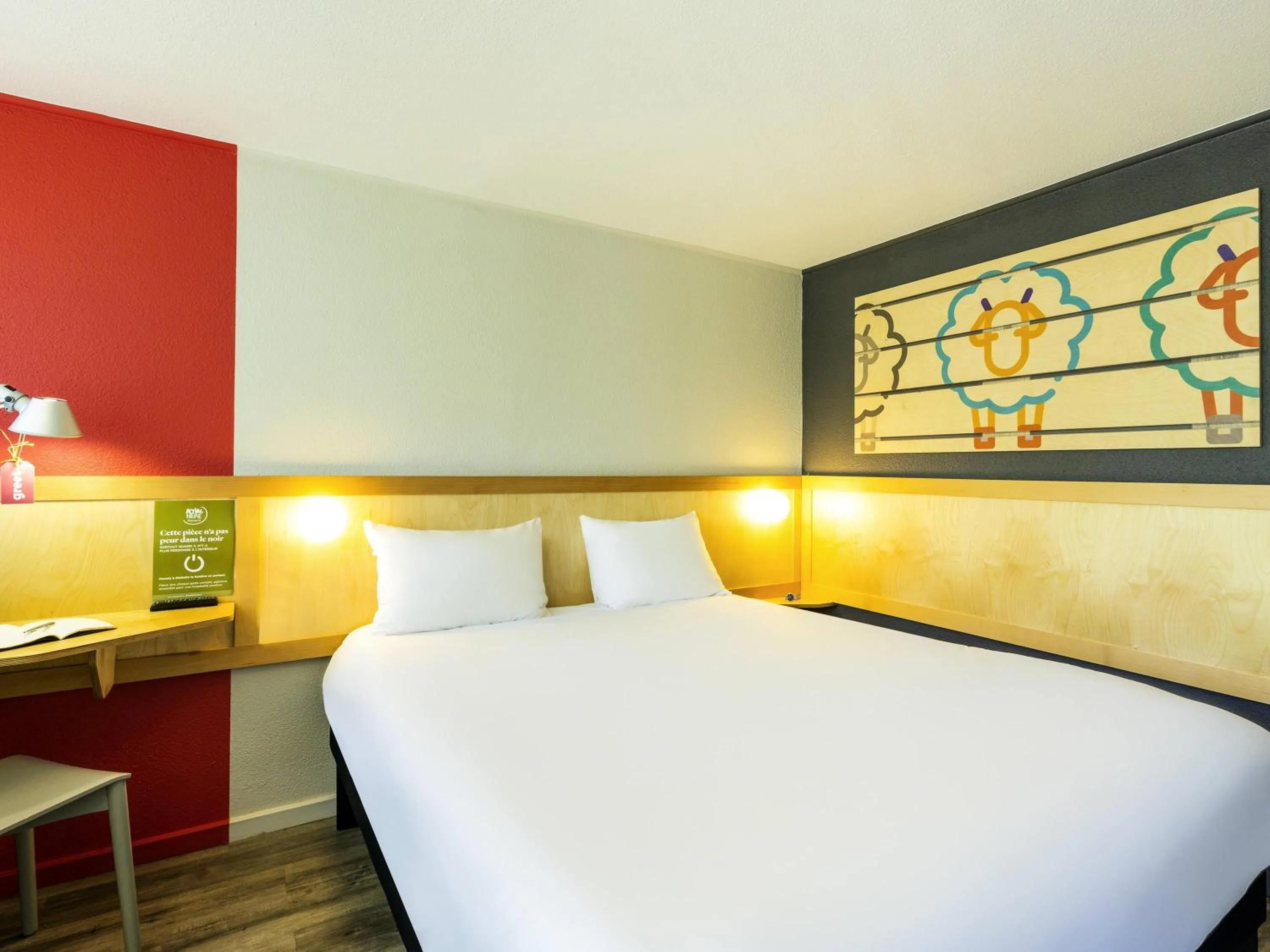 Bedroom, Bed in greet hôtel Angoulême