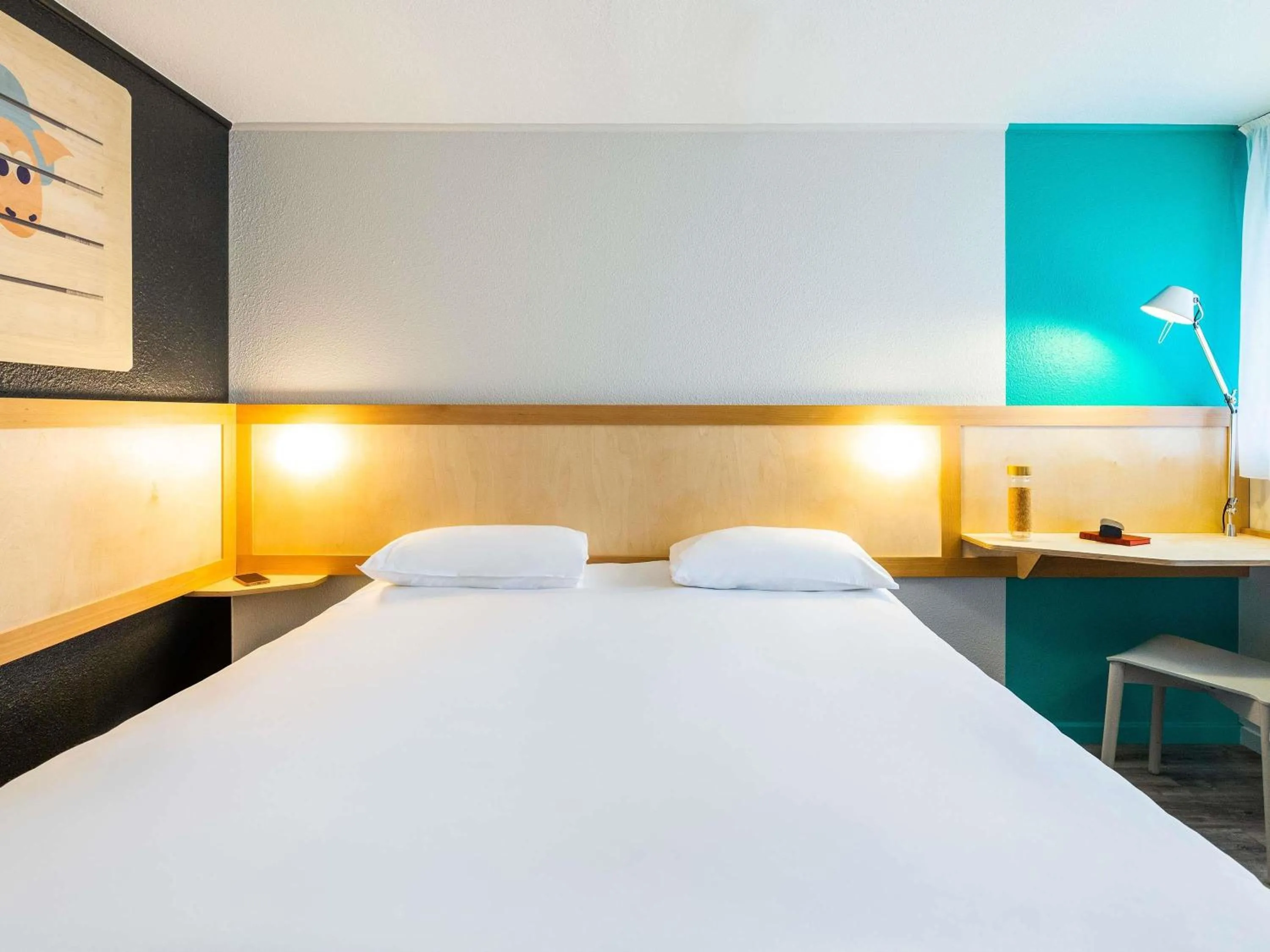 Bedroom, Bed in greet hôtel Angoulême