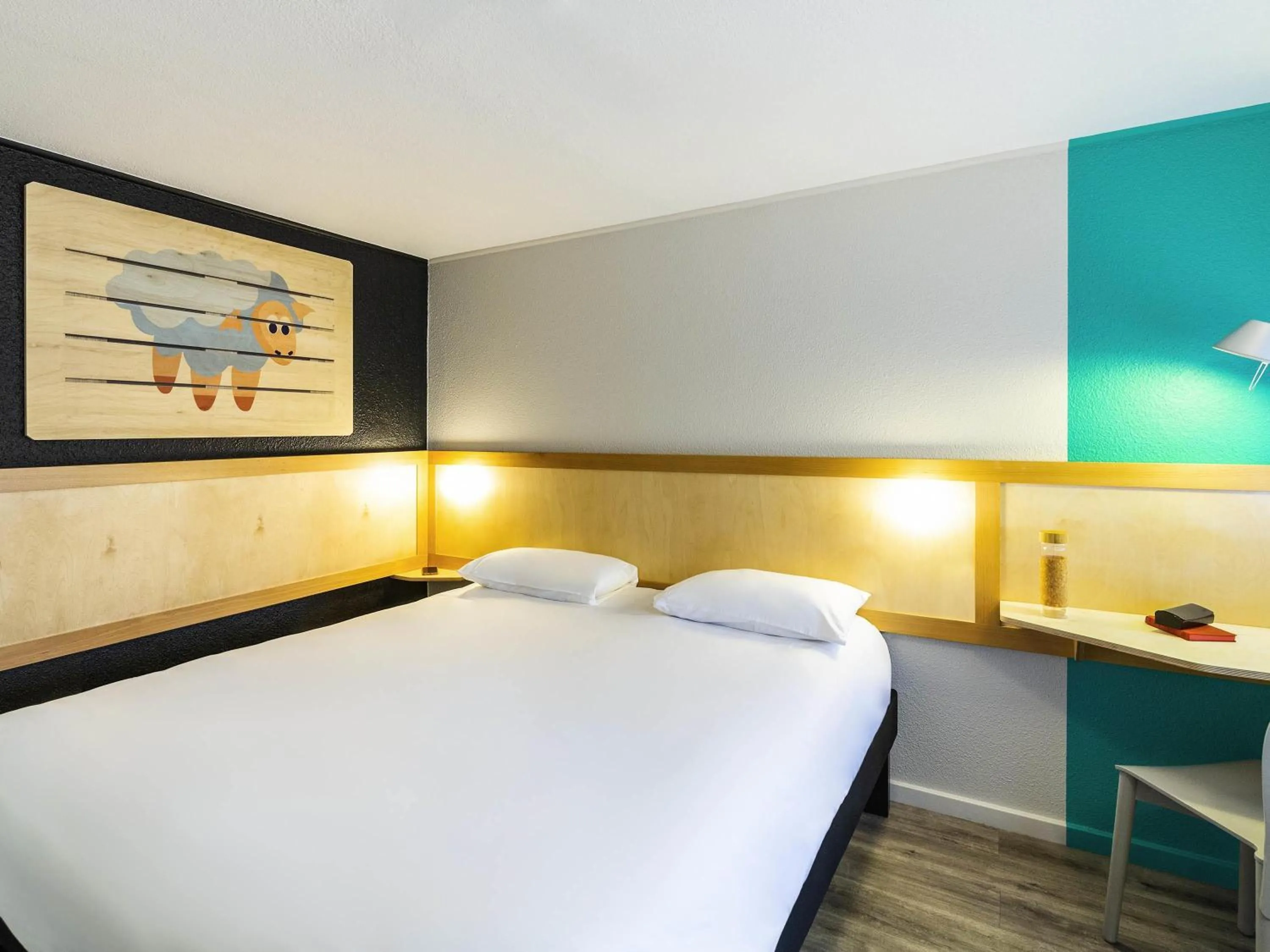 Bedroom, Bed in greet hôtel Angoulême