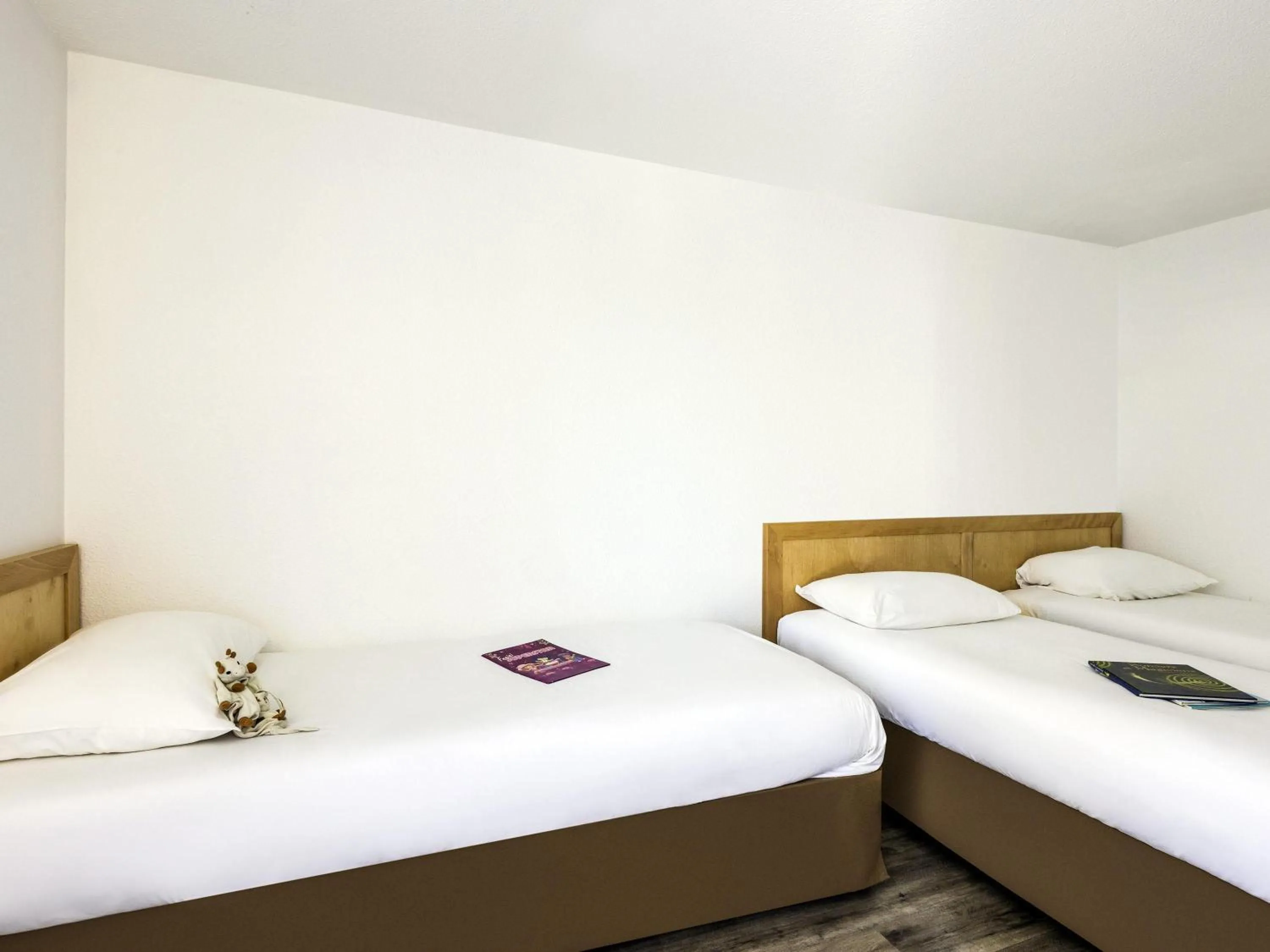 Bedroom, Bed in greet hôtel Angoulême