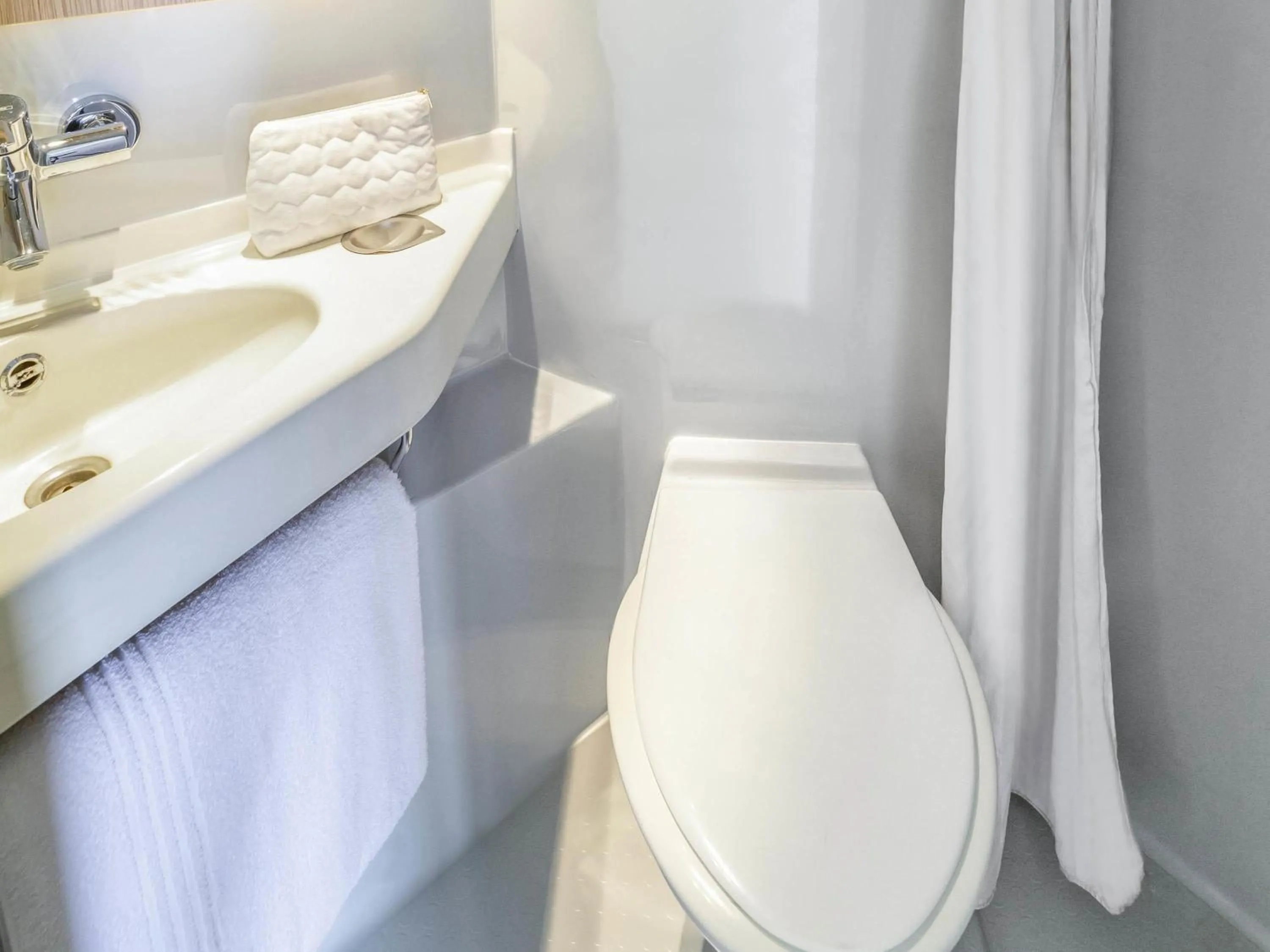 Bedroom in greet hôtel Angoulême