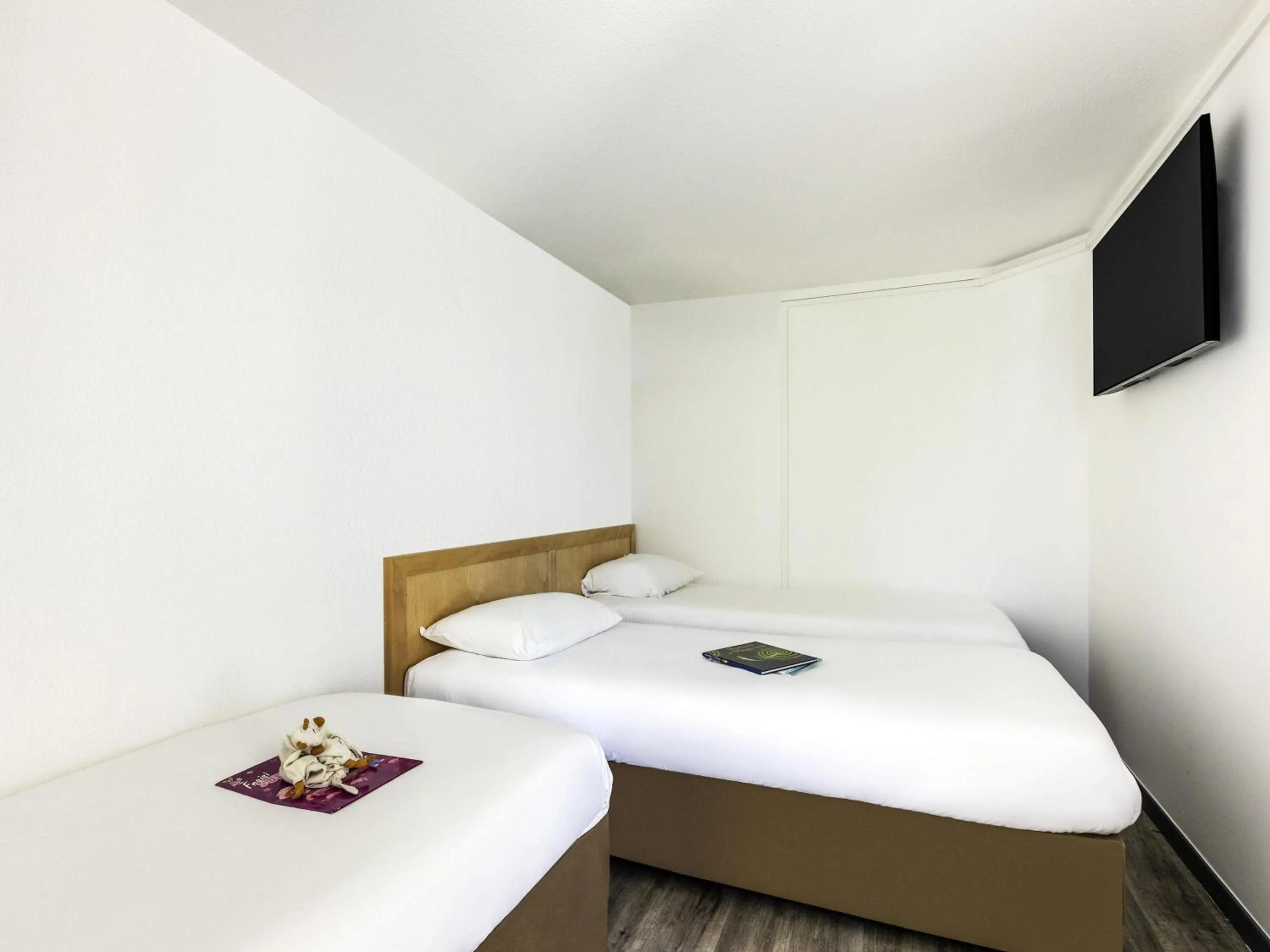 Bedroom, Bed in greet hôtel Angoulême