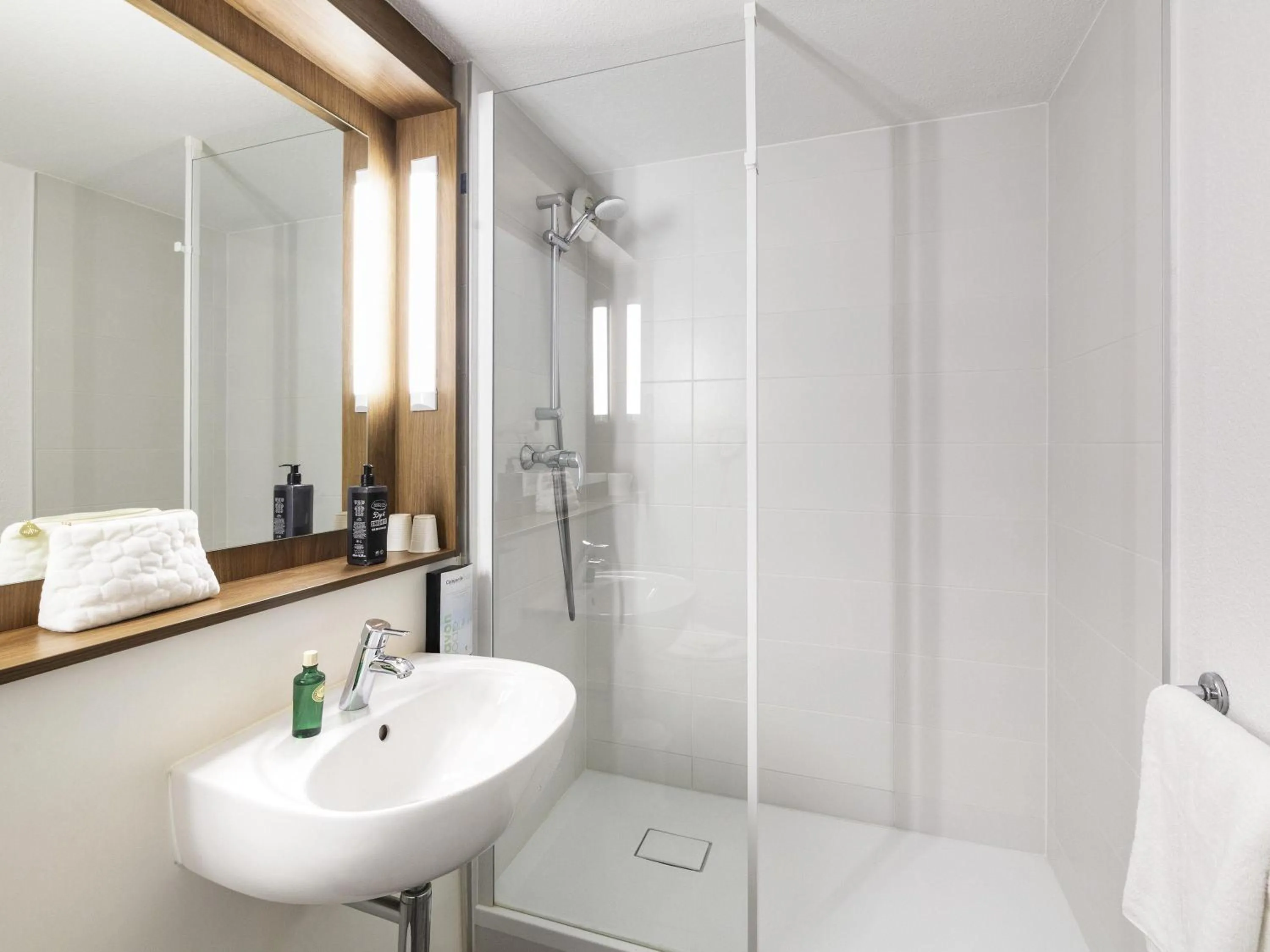 Bedroom in greet hôtel Angoulême