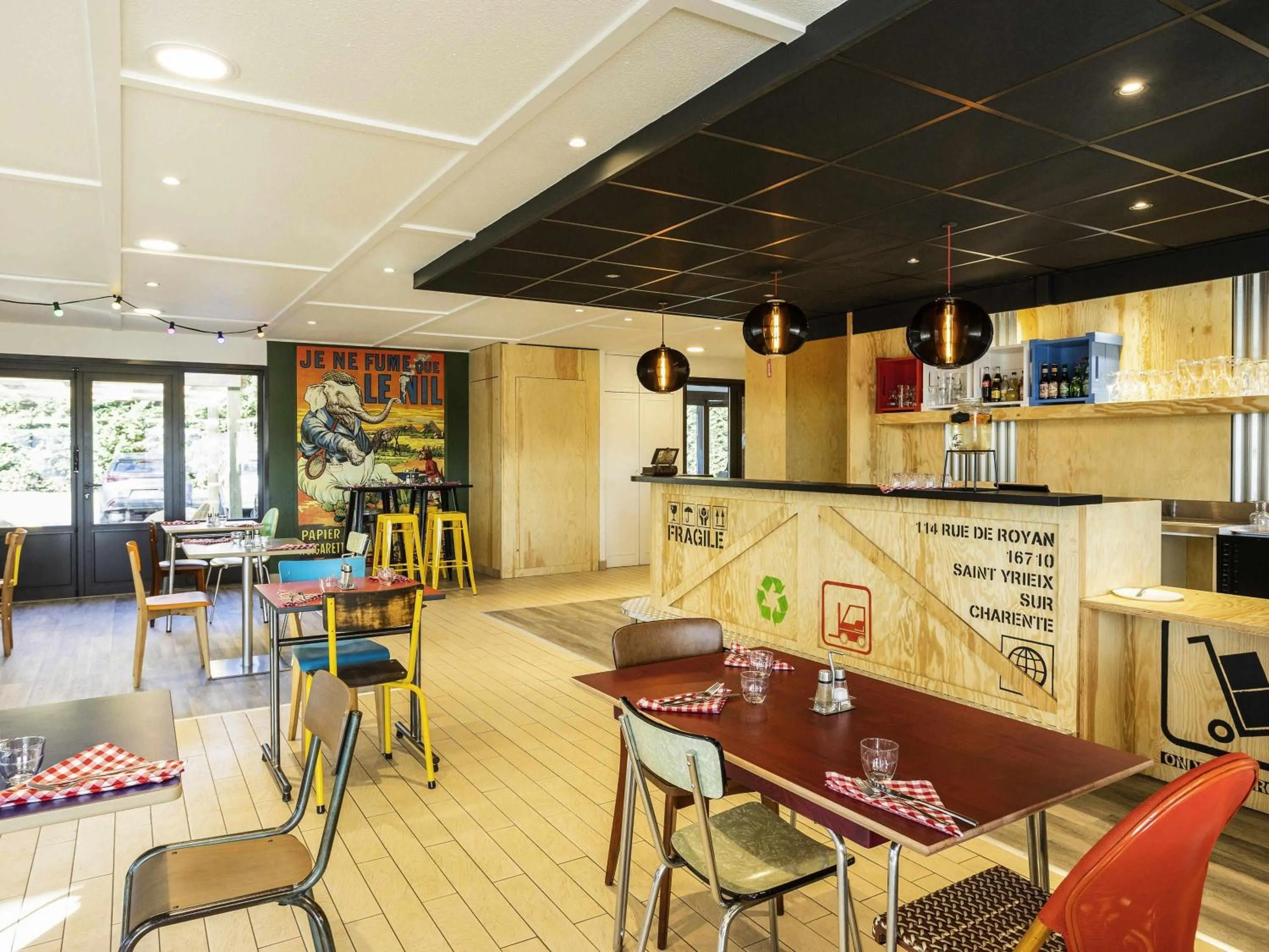 Lounge or bar in greet hôtel Angoulême