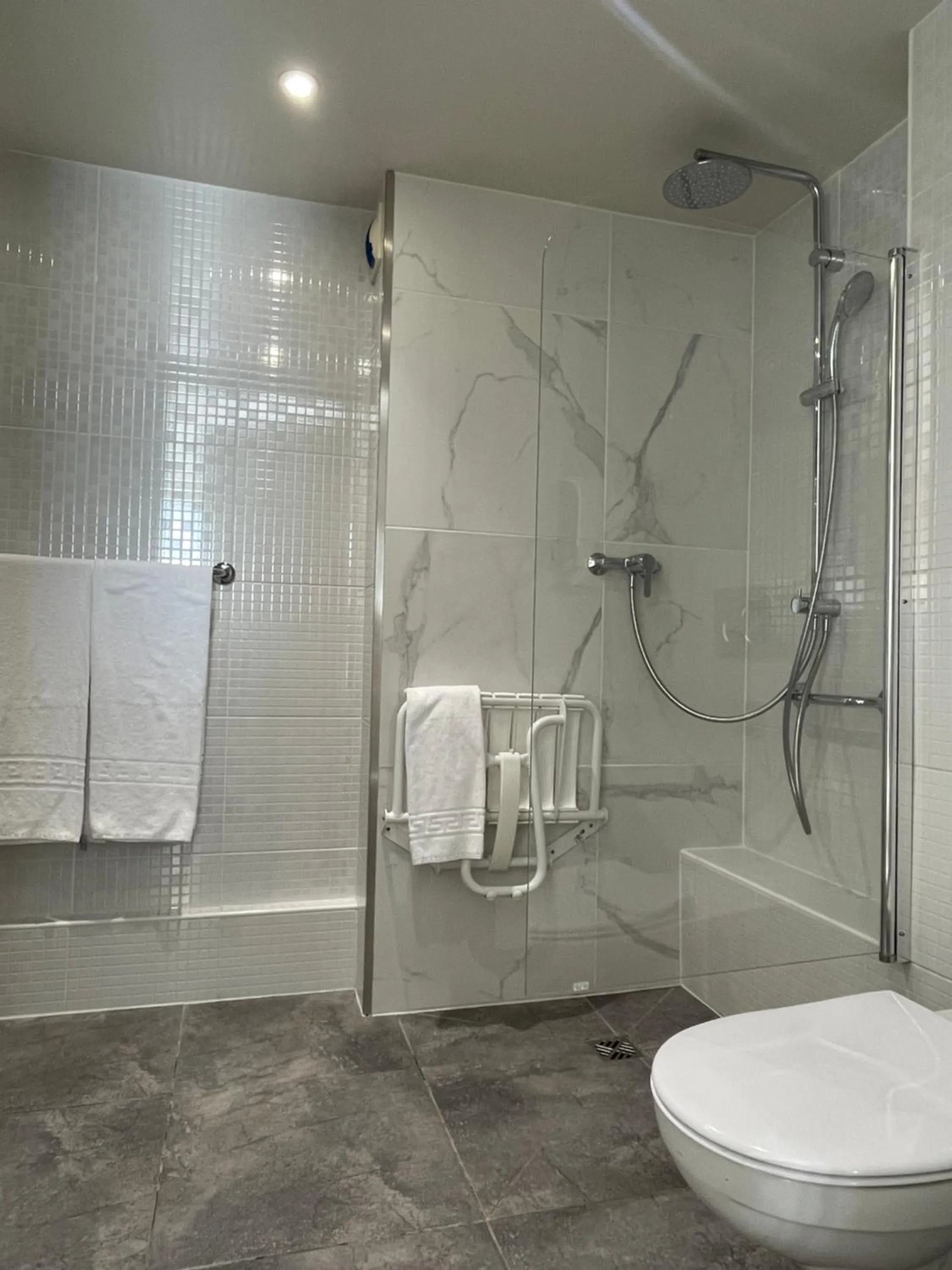Shower in Brit Hotel Quimper Sud