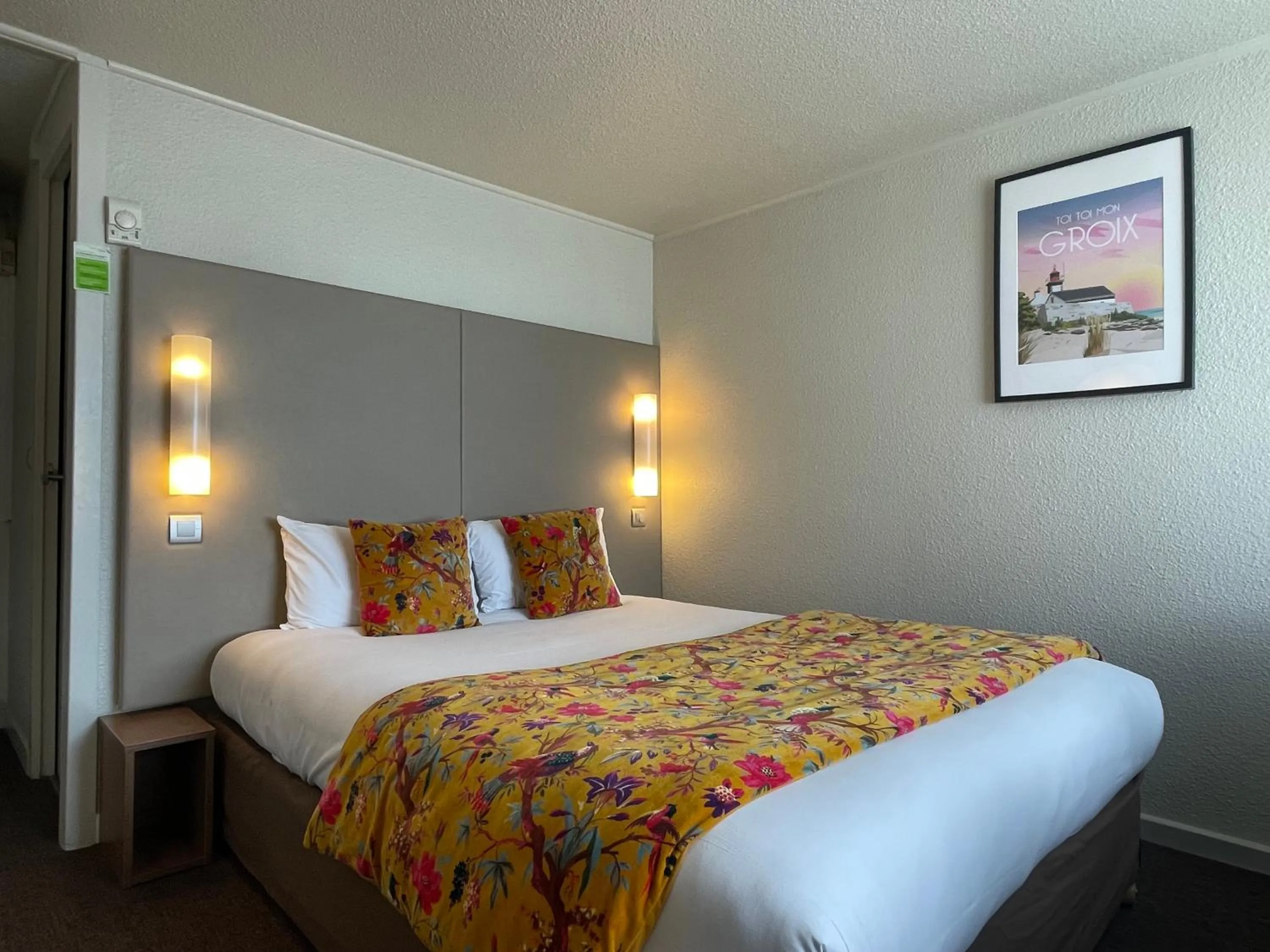 Bedroom, Bed in Brit Hotel Quimper Sud