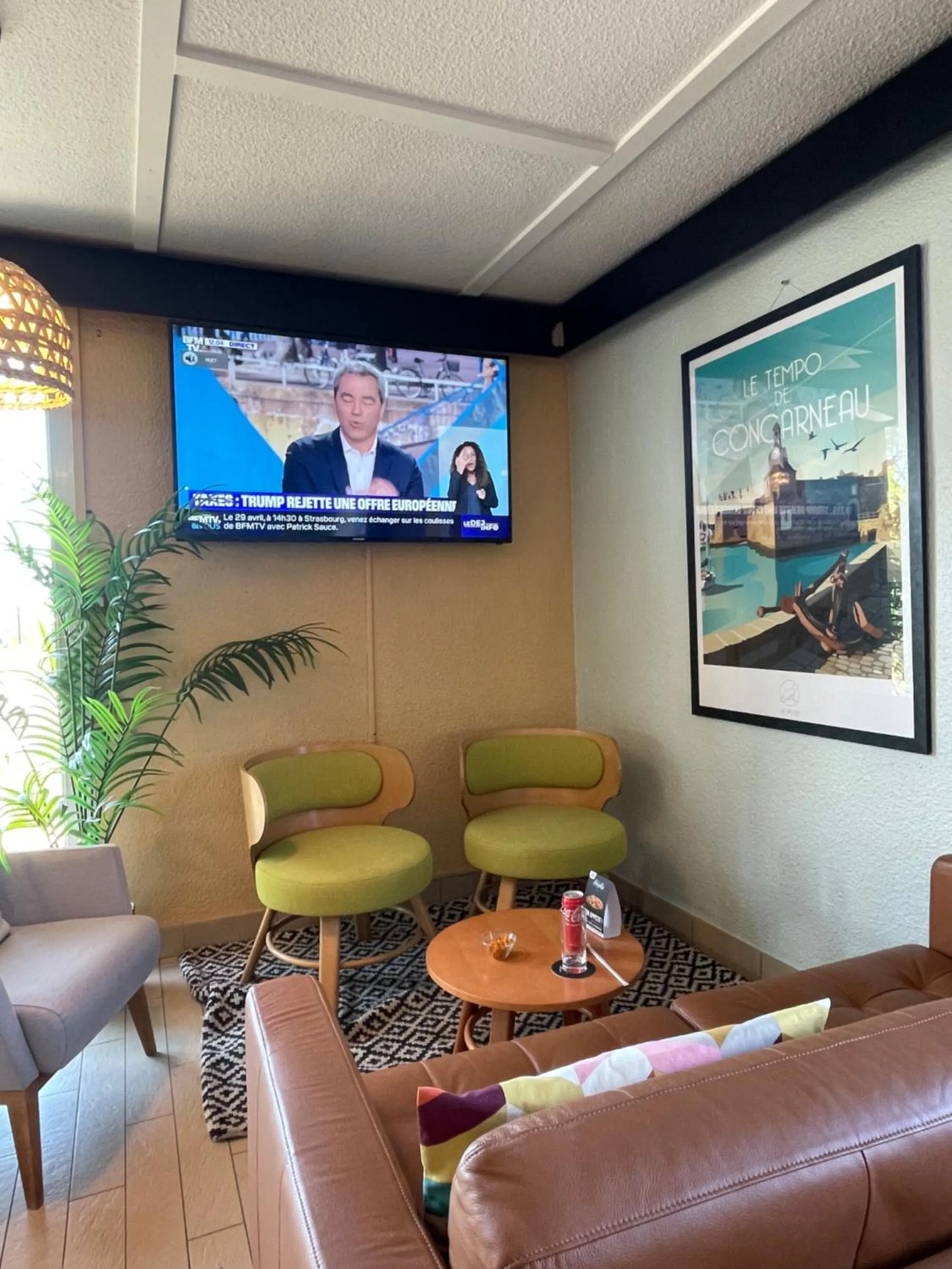 Seating area in Brit Hotel Quimper Sud