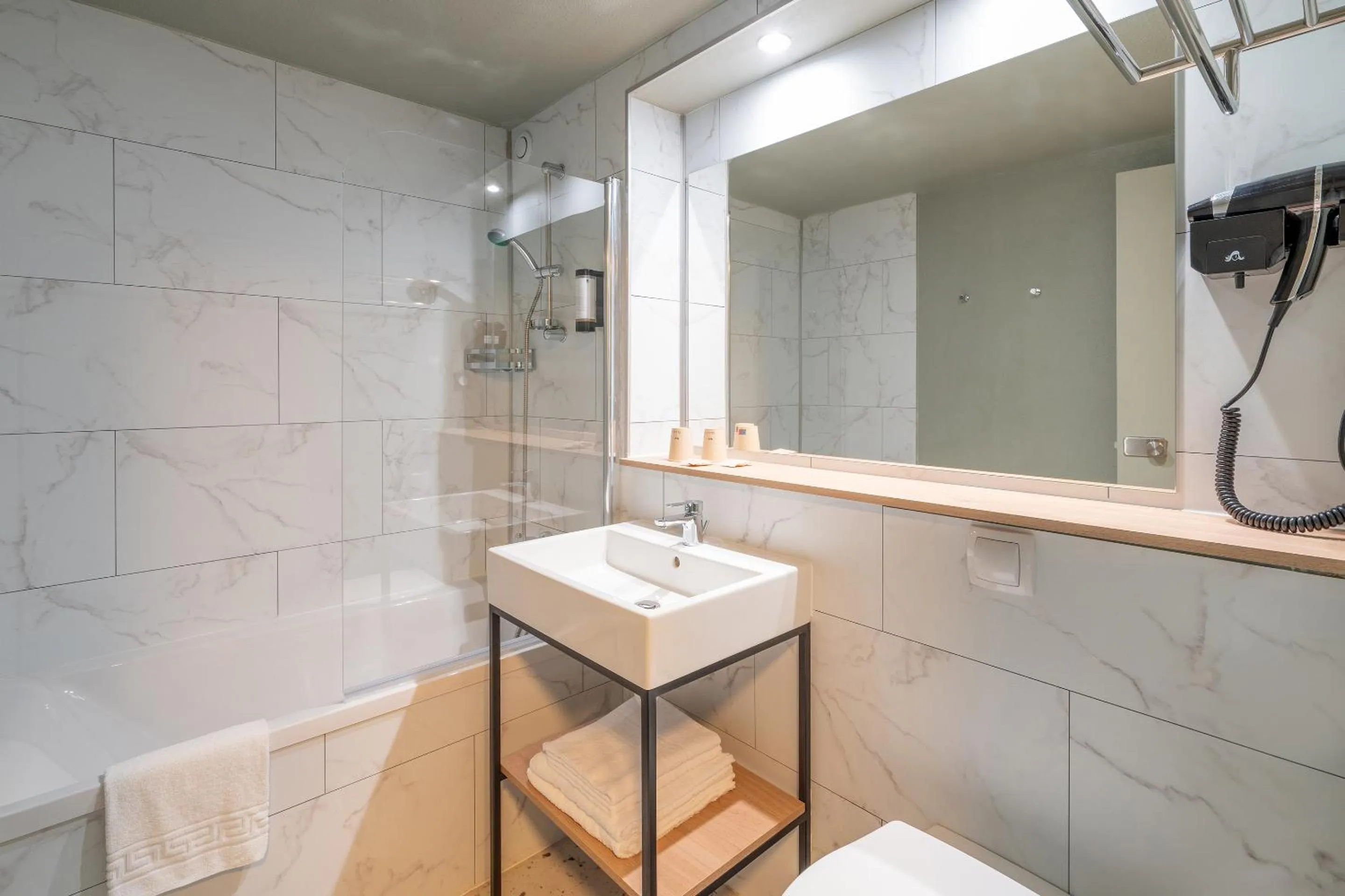 Bathroom in Sure Hotel by Best Western Rochefort-sur-Mer