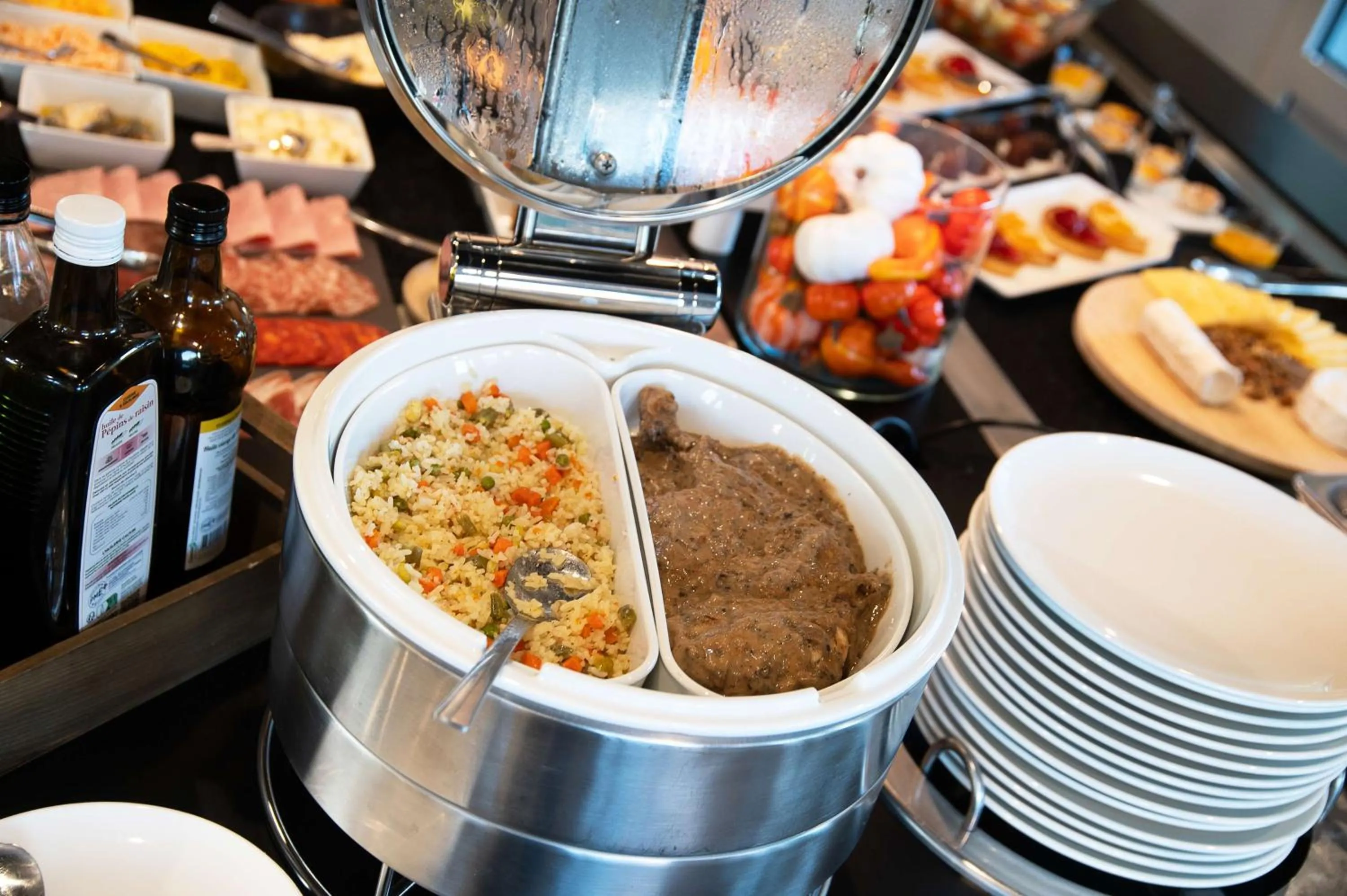 Food and drinks in Sure Hotel by Best Western Rochefort-sur-Mer