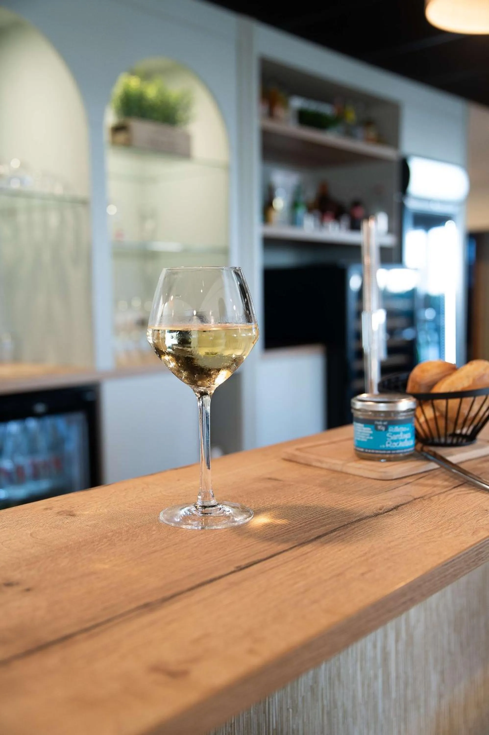 Lounge or bar in Sure Hotel by Best Western Rochefort-sur-Mer