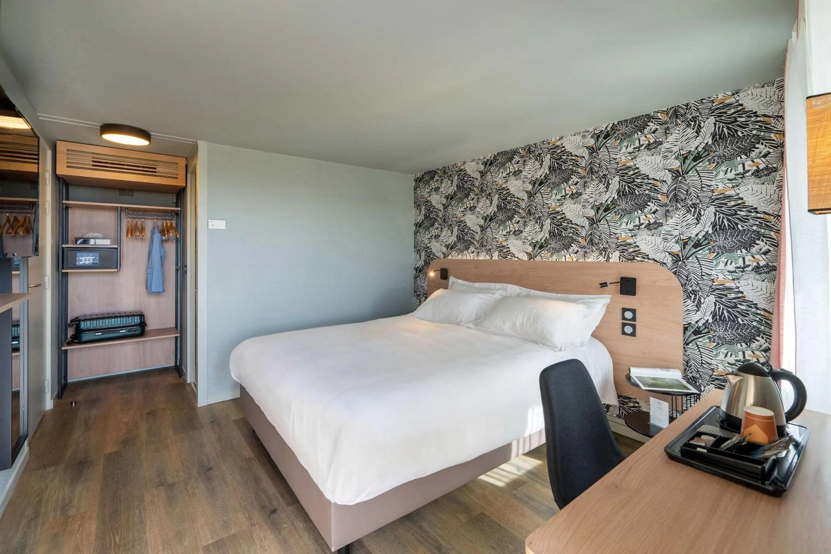 Bedroom, Bed in Sure Hotel by Best Western Rochefort-sur-Mer