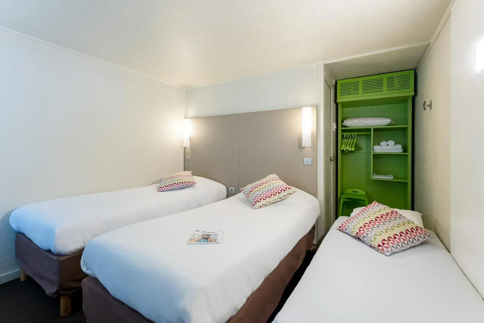Standard Twin Room with One Single Bed - Up to Ten Years in Campanile Rouen Sud - Zénith - Parc Expo Standard Twin Room with One Single Bed - Up to Ten Years in Campanile Rouen Sud - Zénith - Parc Expo