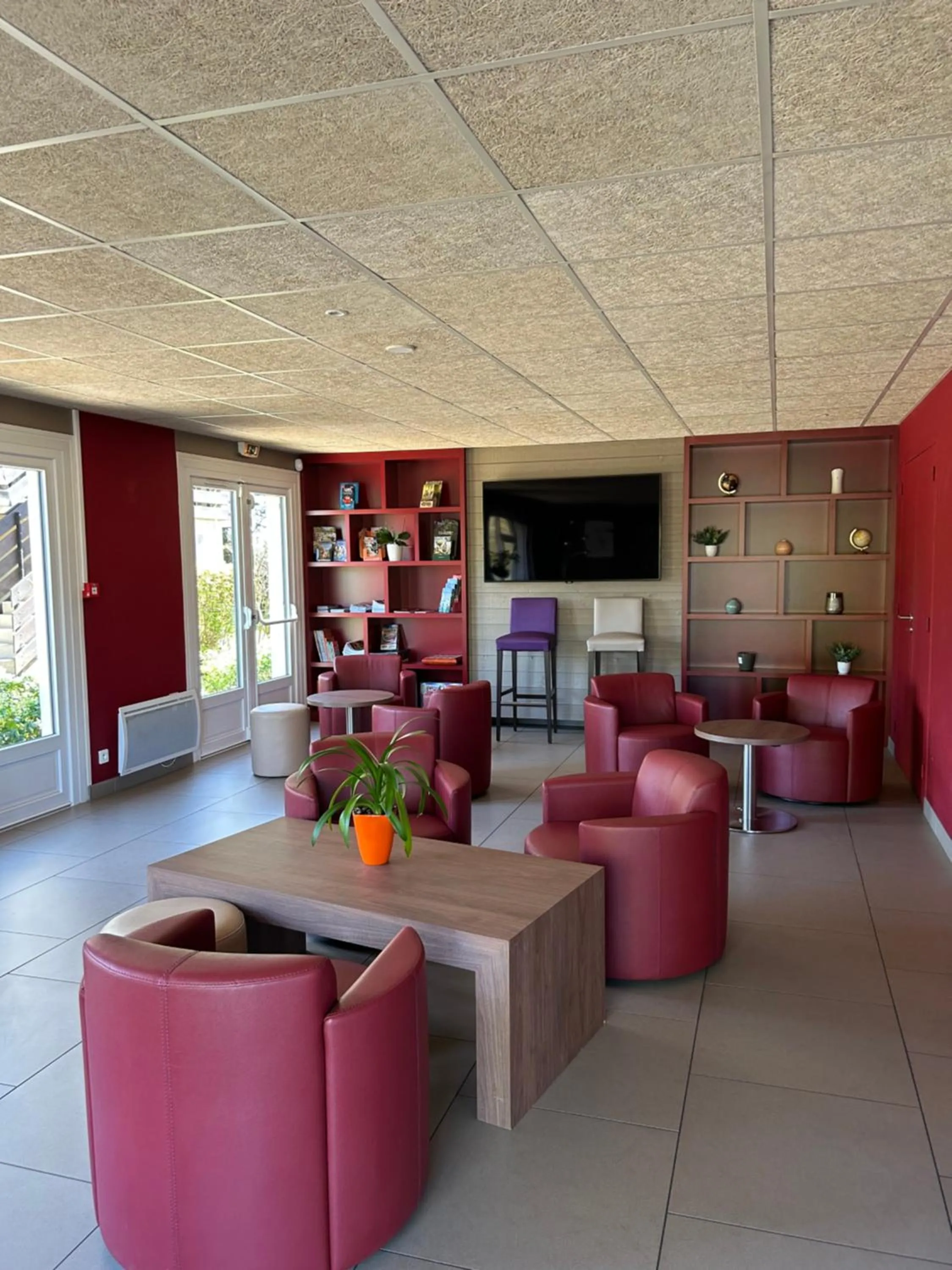 Communal lounge/ TV room in Campanile Sablé-Sur-Sarthe Vion