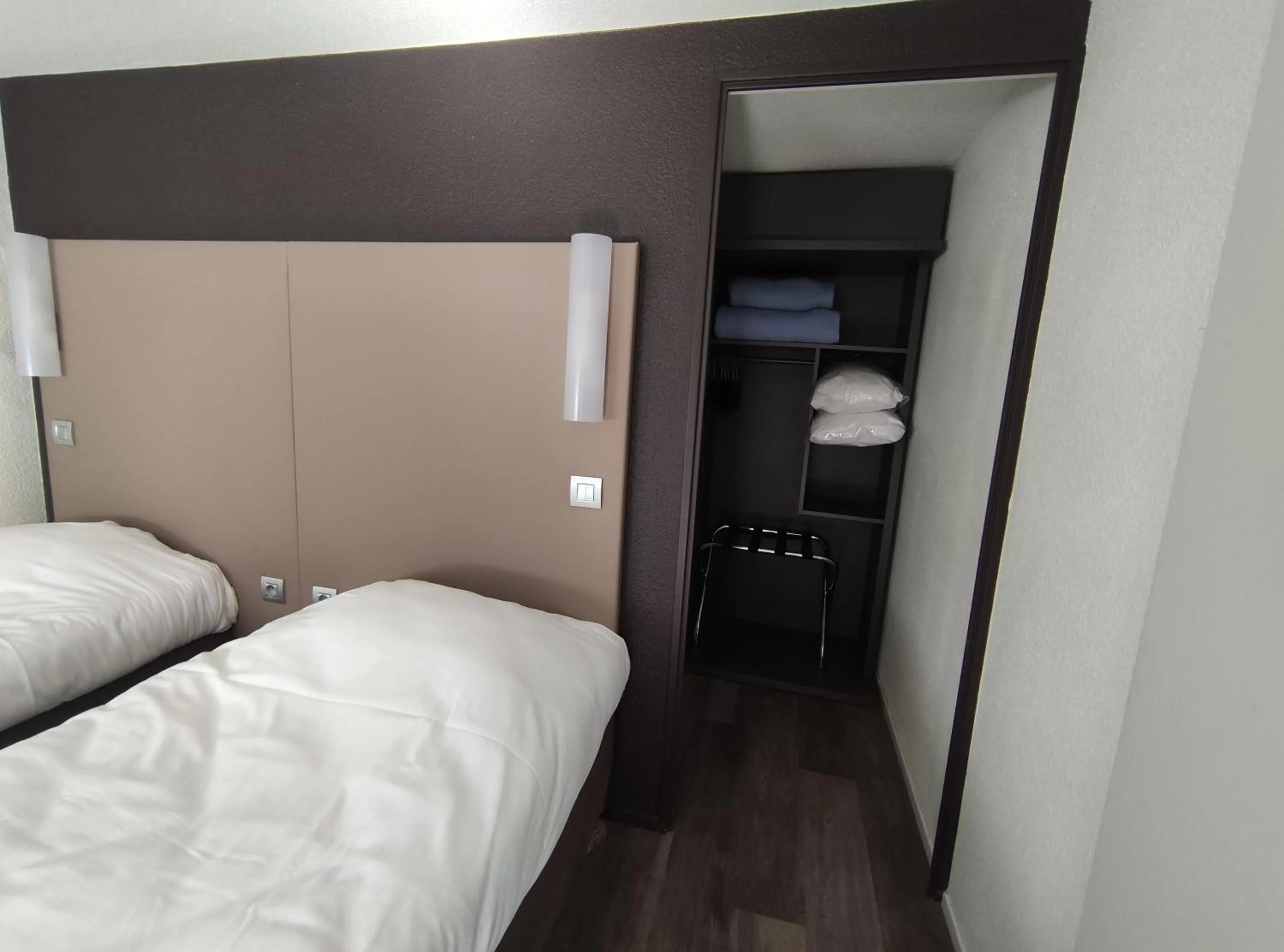 Bedroom, Bed in Campanile Sablé-Sur-Sarthe Vion