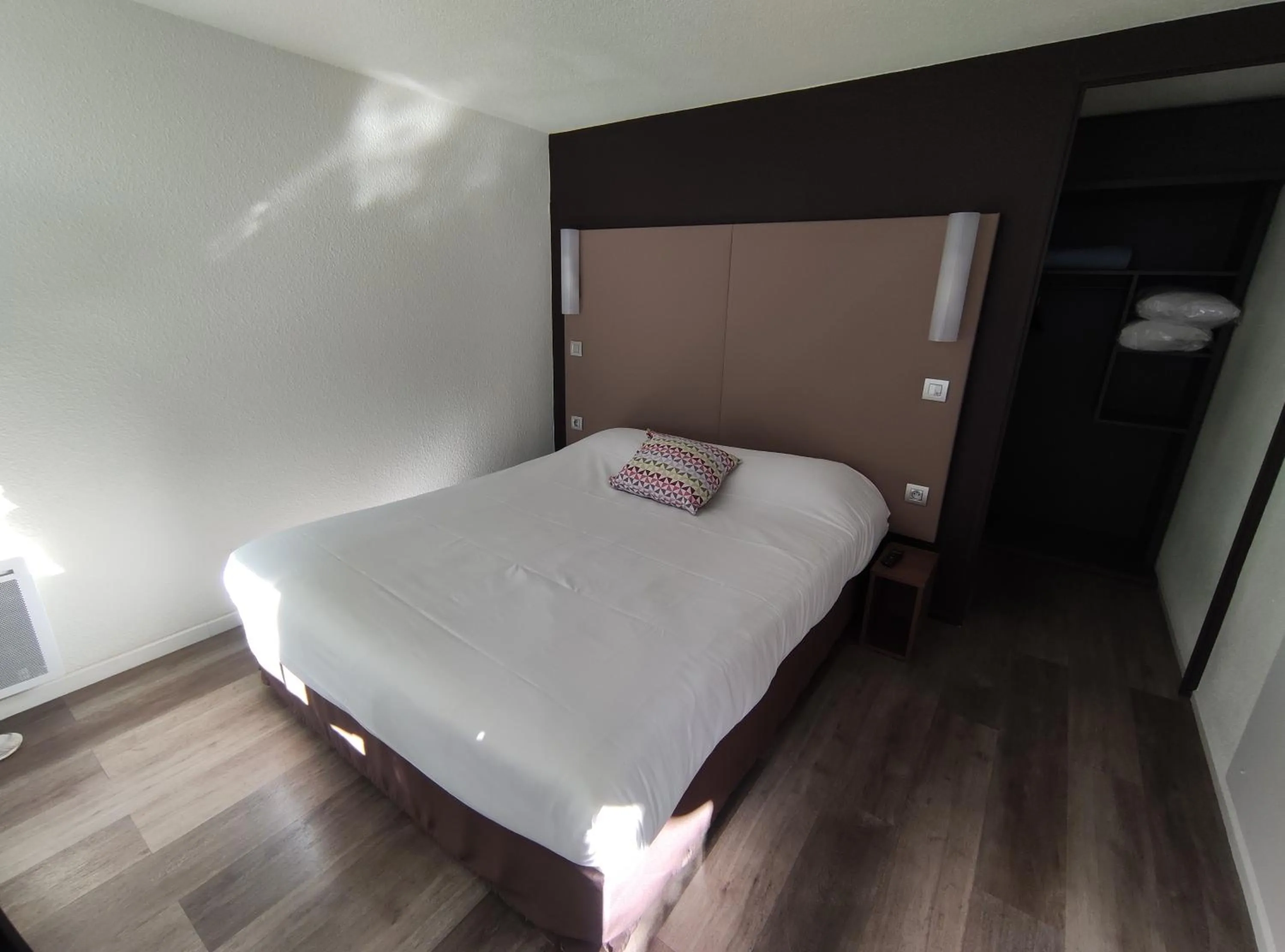 Bedroom, Bed in Campanile Sablé-Sur-Sarthe Vion