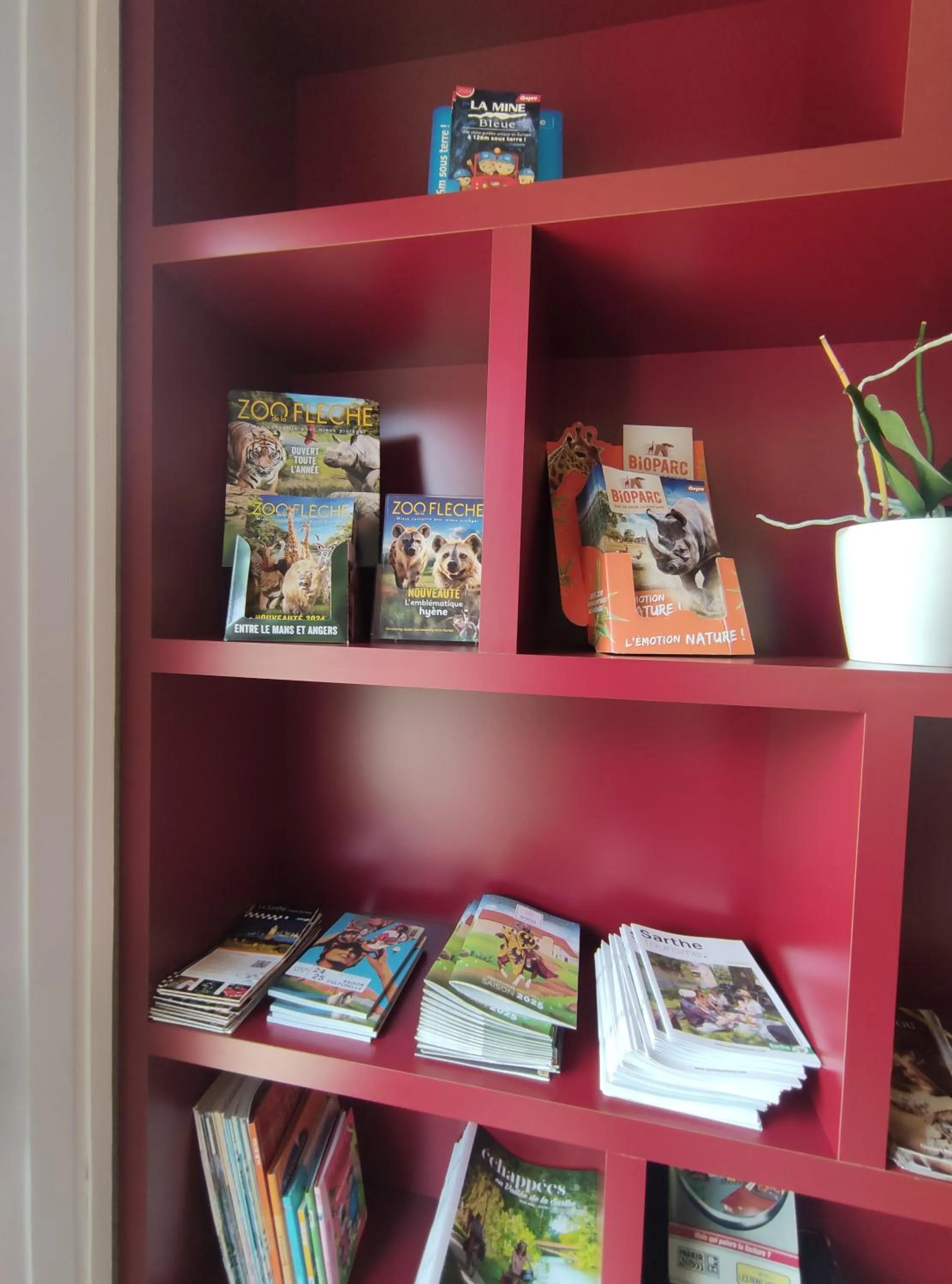 Communal lounge/ TV room in Campanile Sablé-Sur-Sarthe Vion