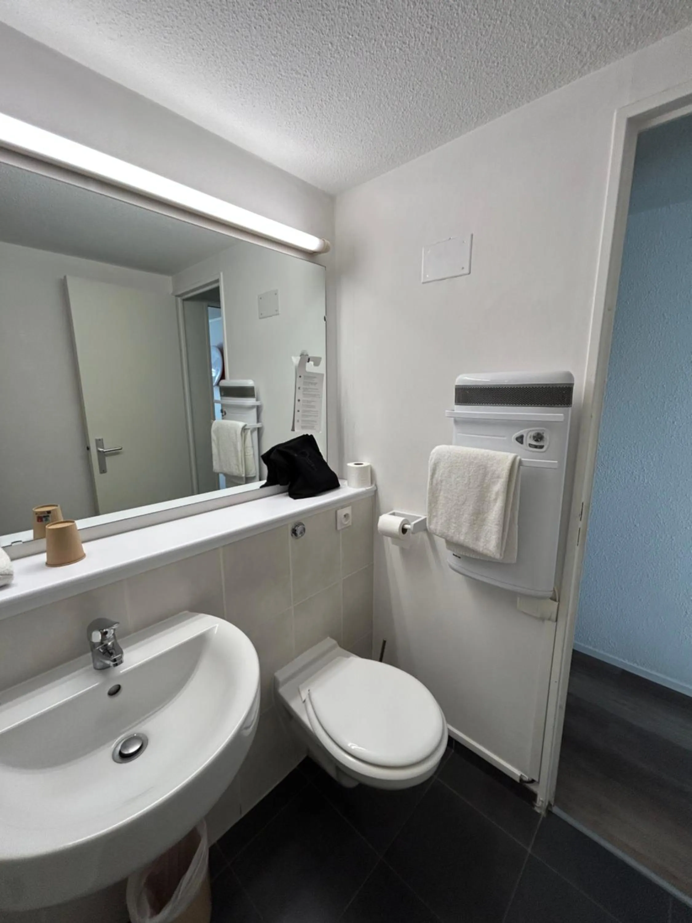 Bathroom in Campanile Sablé-Sur-Sarthe Vion