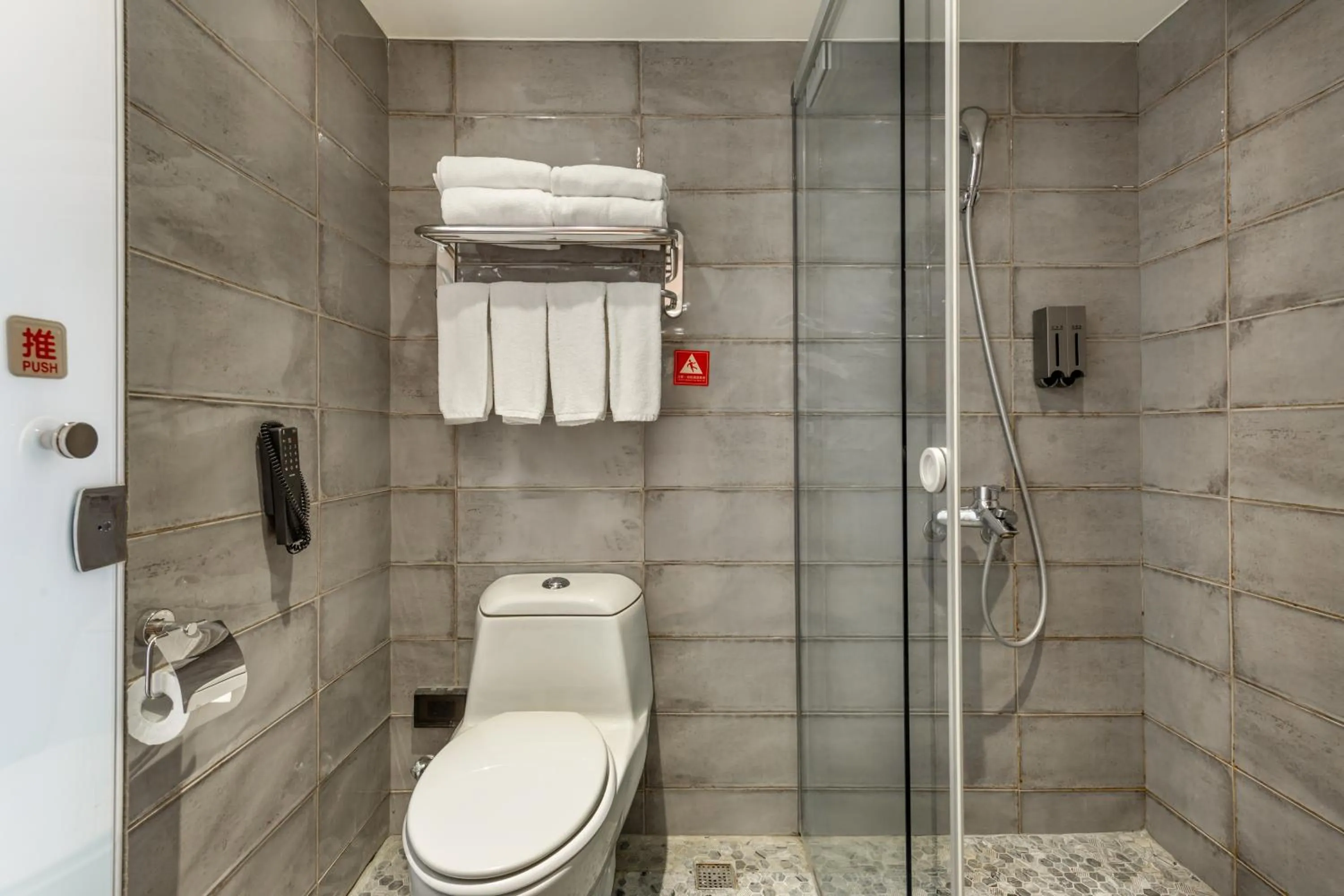 Shower in CHECK inn Taichung Wenxin Zhongqing