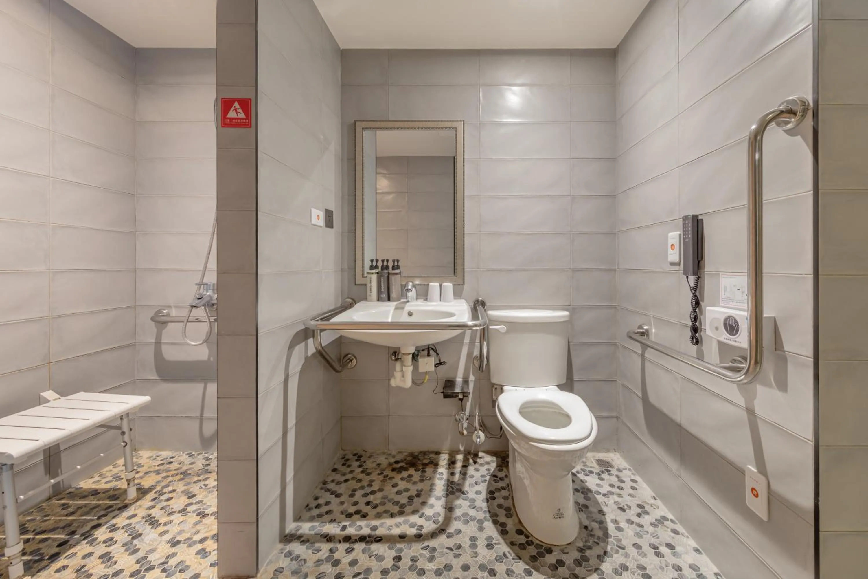 Shower in CHECK inn Taichung Wenxin Zhongqing