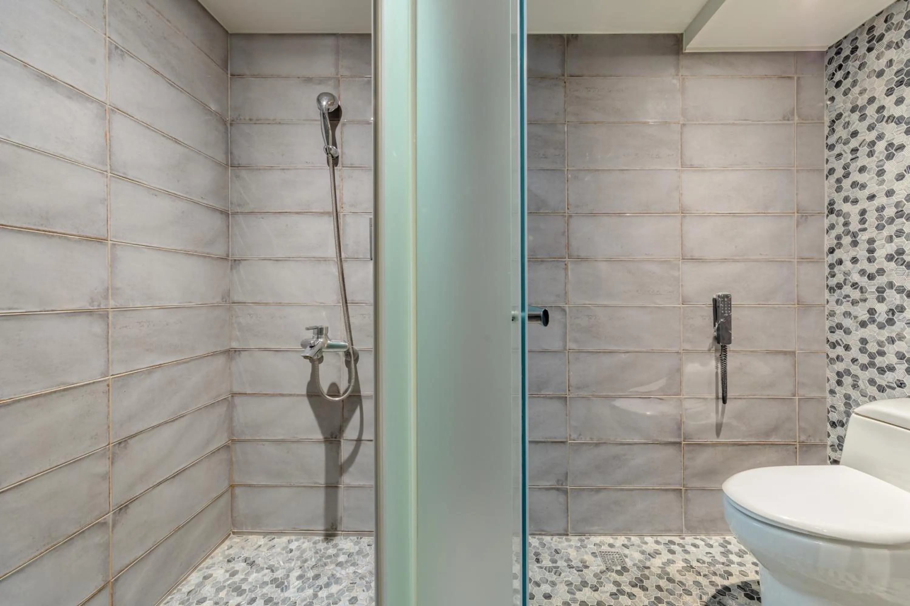 Shower in CHECK inn Taichung Wenxin Zhongqing