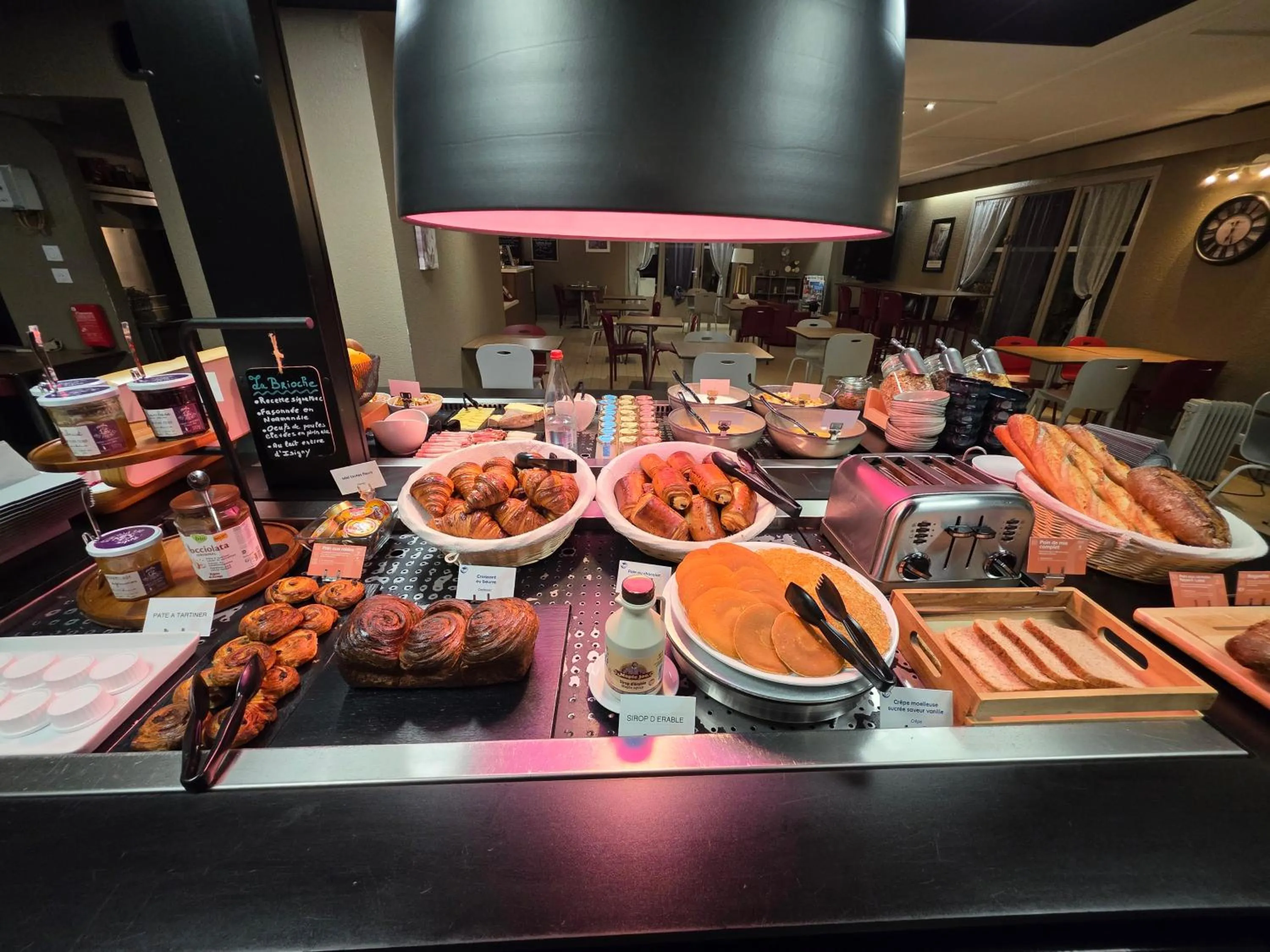 Buffet breakfast in Hôtel Restaurant Campanile Aurillac