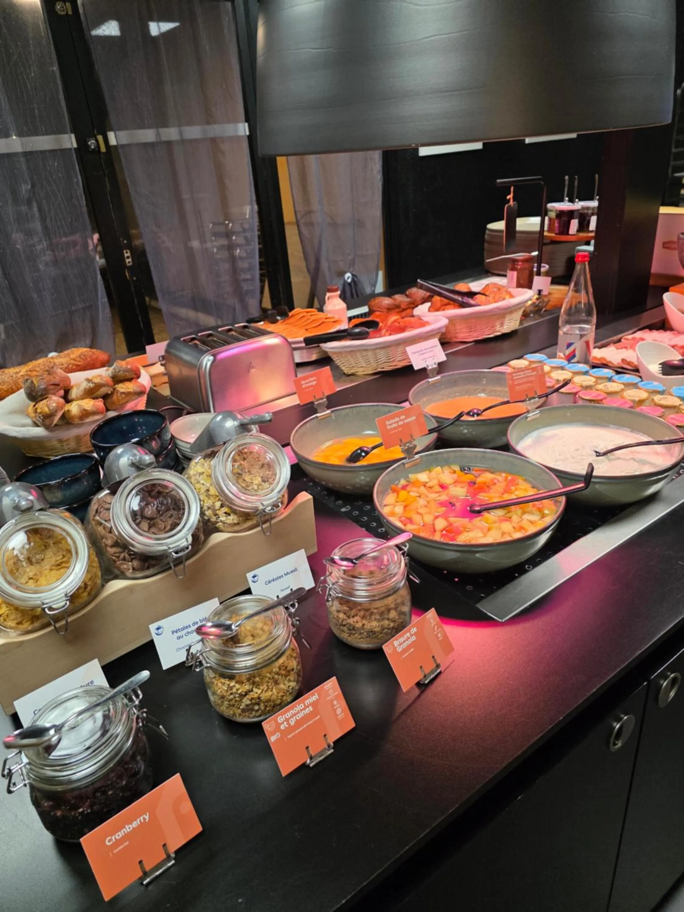 Buffet breakfast in Hôtel Restaurant Campanile Aurillac