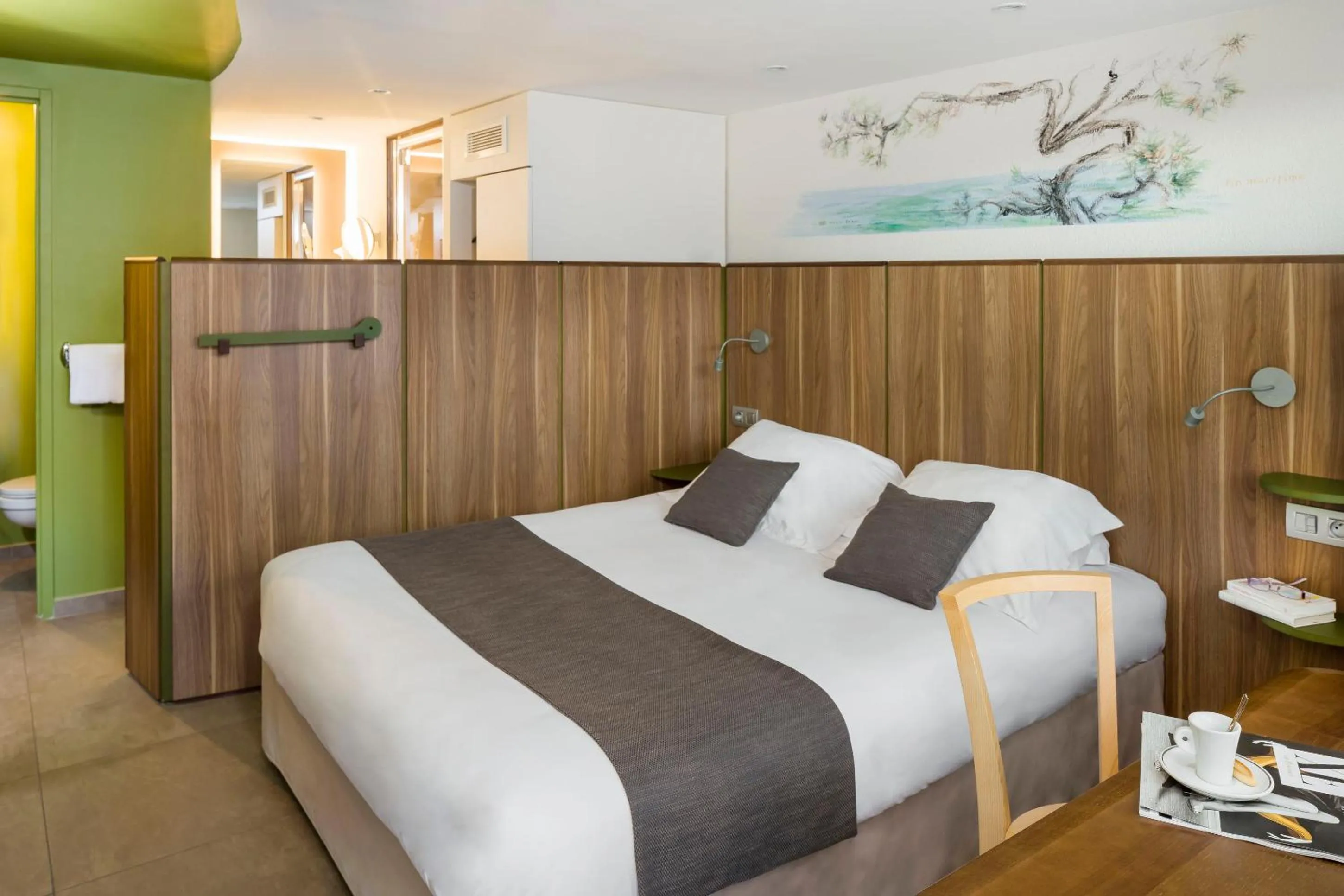 Photo of the whole room, Bed in Terre de Provence Hôtel & Spa