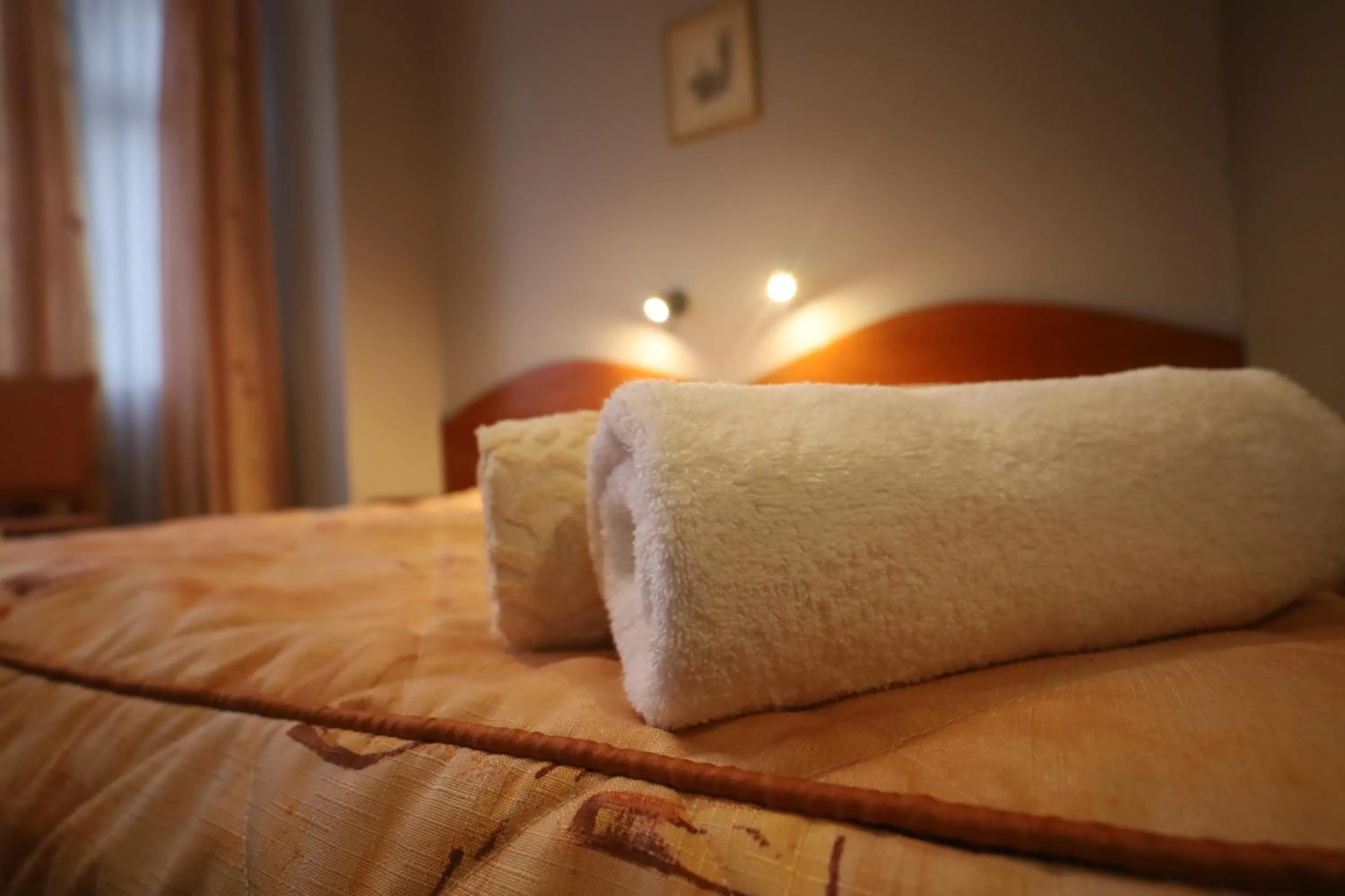 towels, Bed in Nasz Klub - Pokoje Gościnne