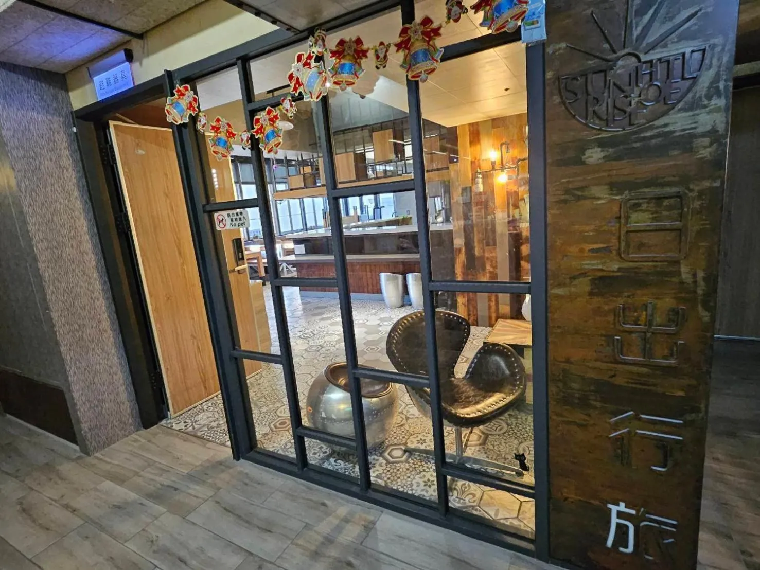 Restaurant/places to eat in Sunrise Hotel