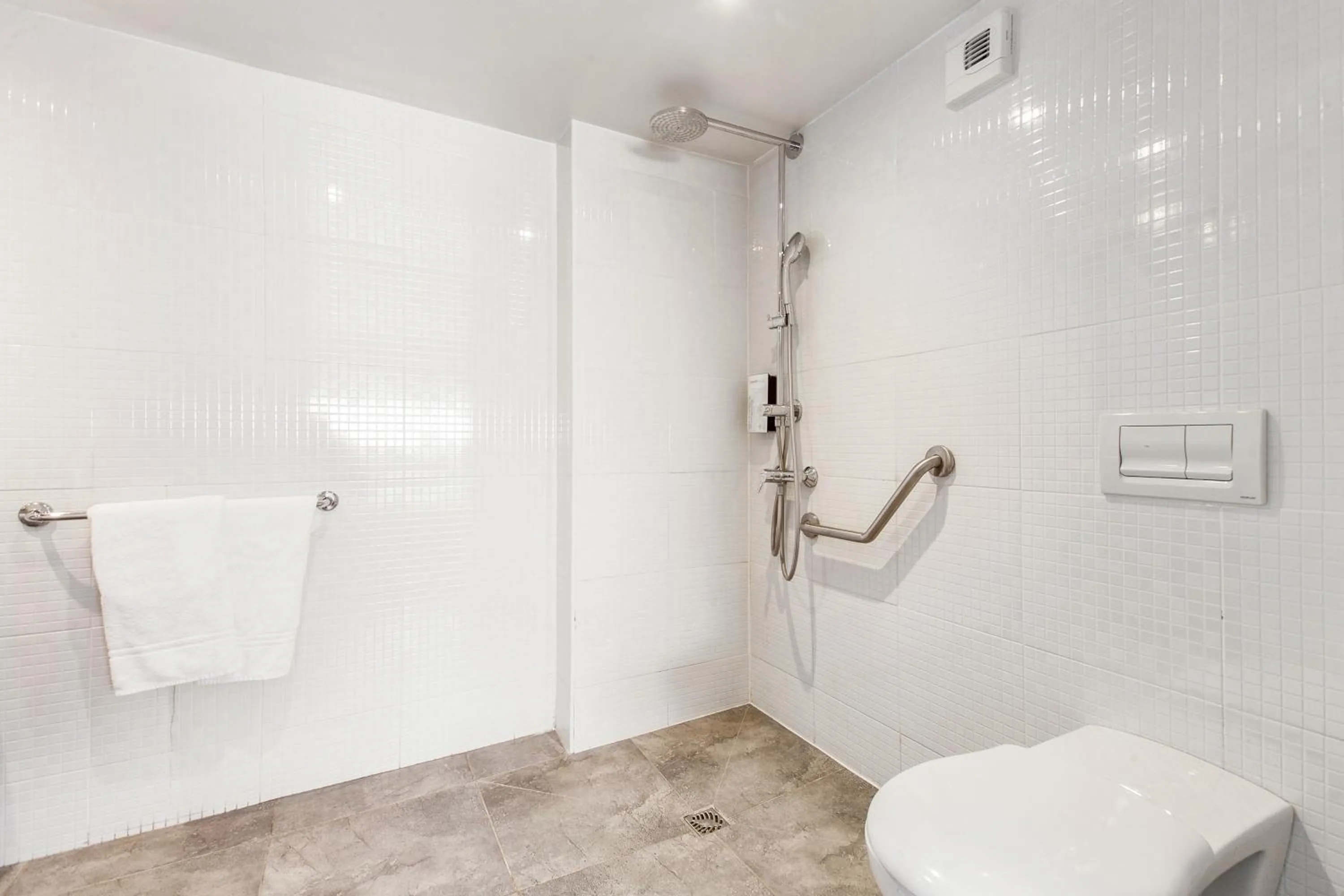 Bathroom in Campanile Dijon Sud - Marsannay