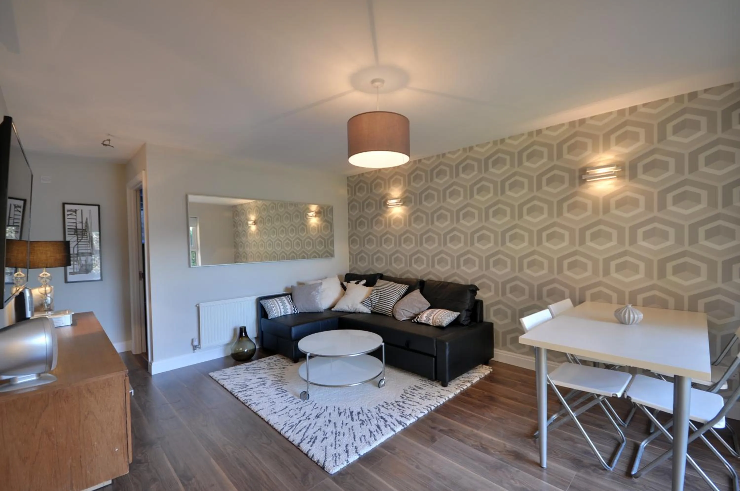 TV and multimedia in The Garden Apartment, Near Airport & City