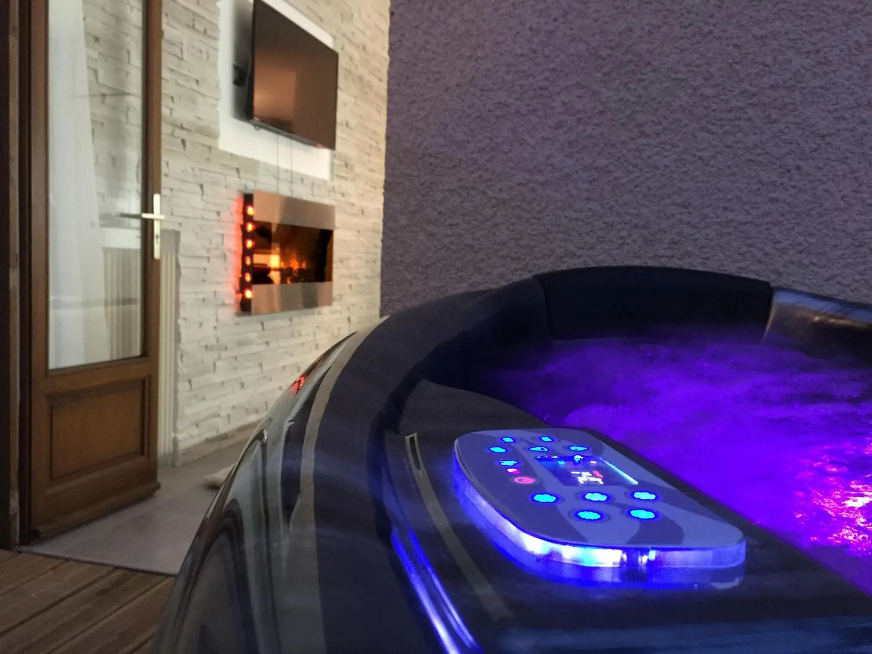 Luxury Loft with Outdoor Jacuzzi (heated all year) in LOFT SPA - Côté château. Luxury Loft with Outdoor Jacuzzi (heated all year) in LOFT SPA - Côté château.