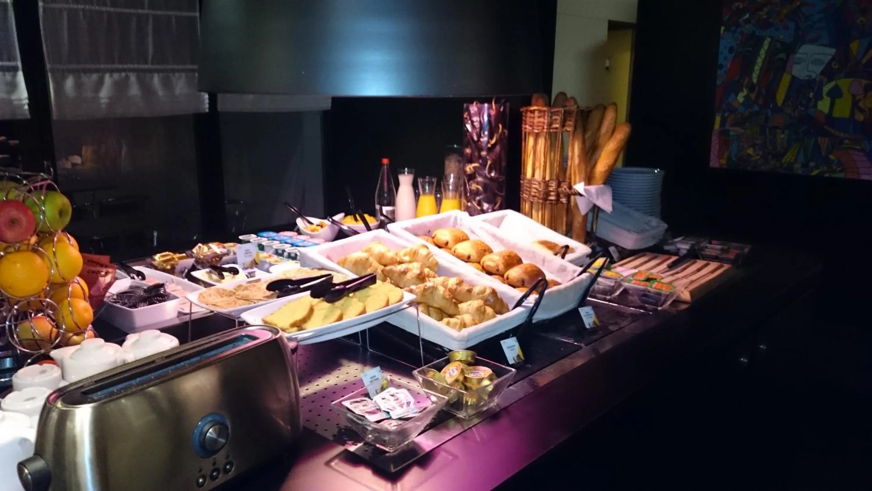 Food and drinks in Campanile Bayonne