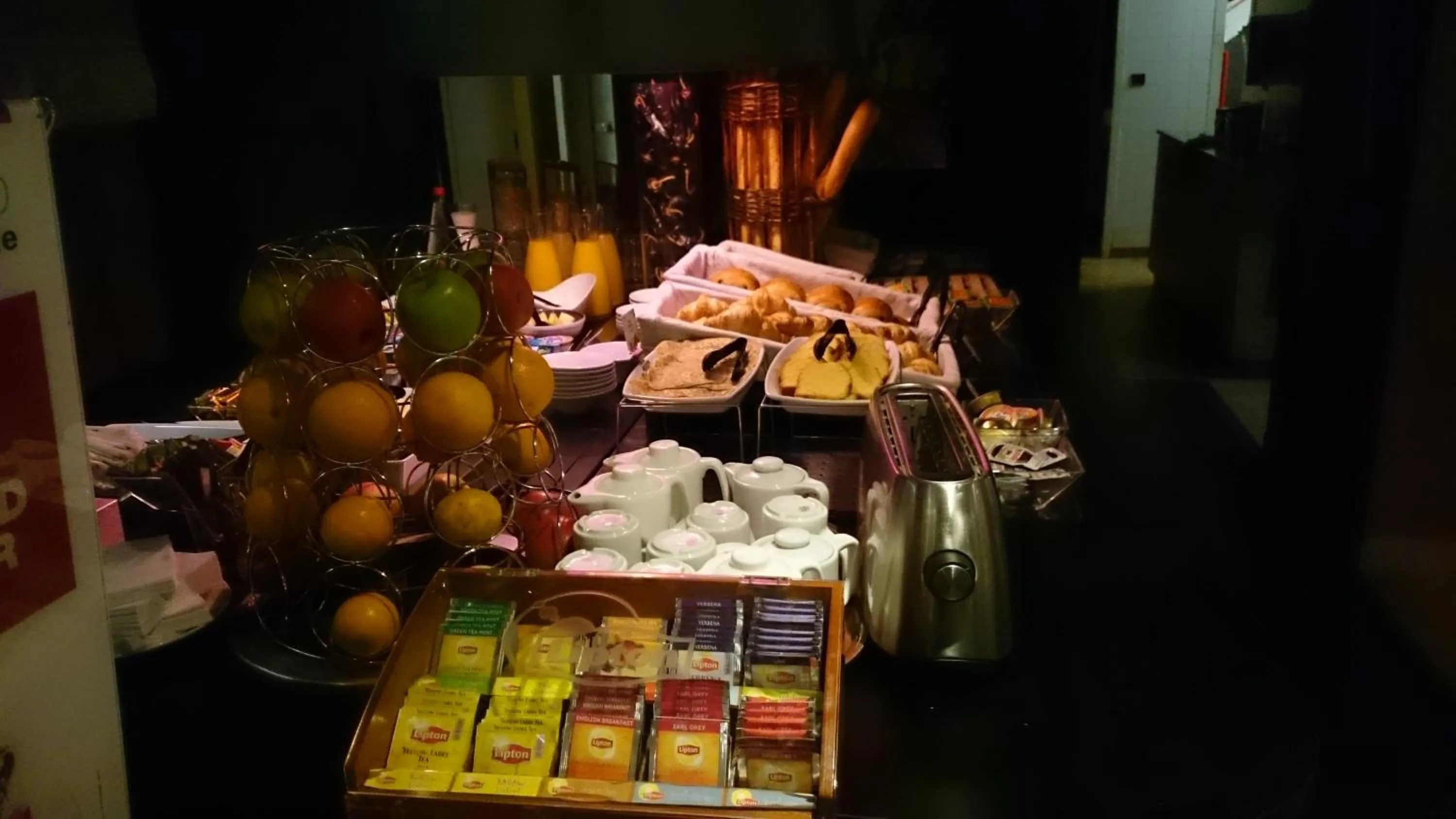 Food and drinks in Campanile Bayonne