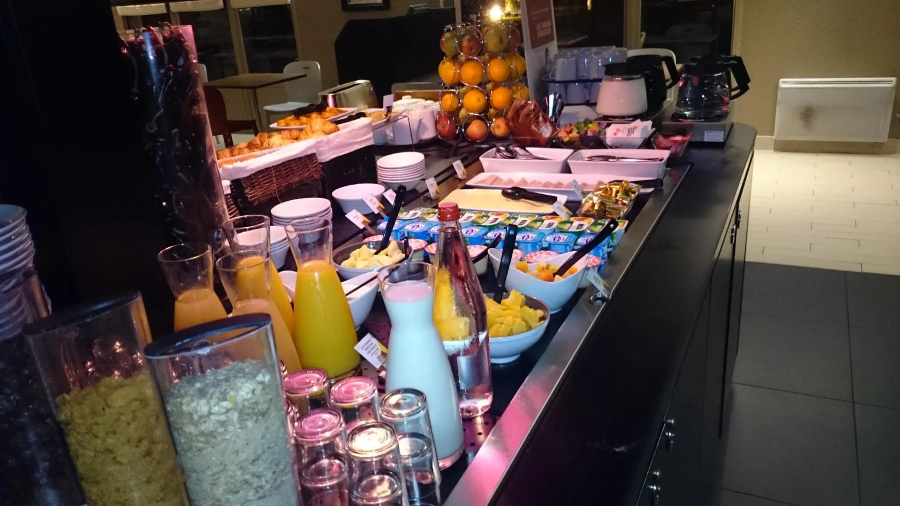 Food and drinks in Campanile Bayonne