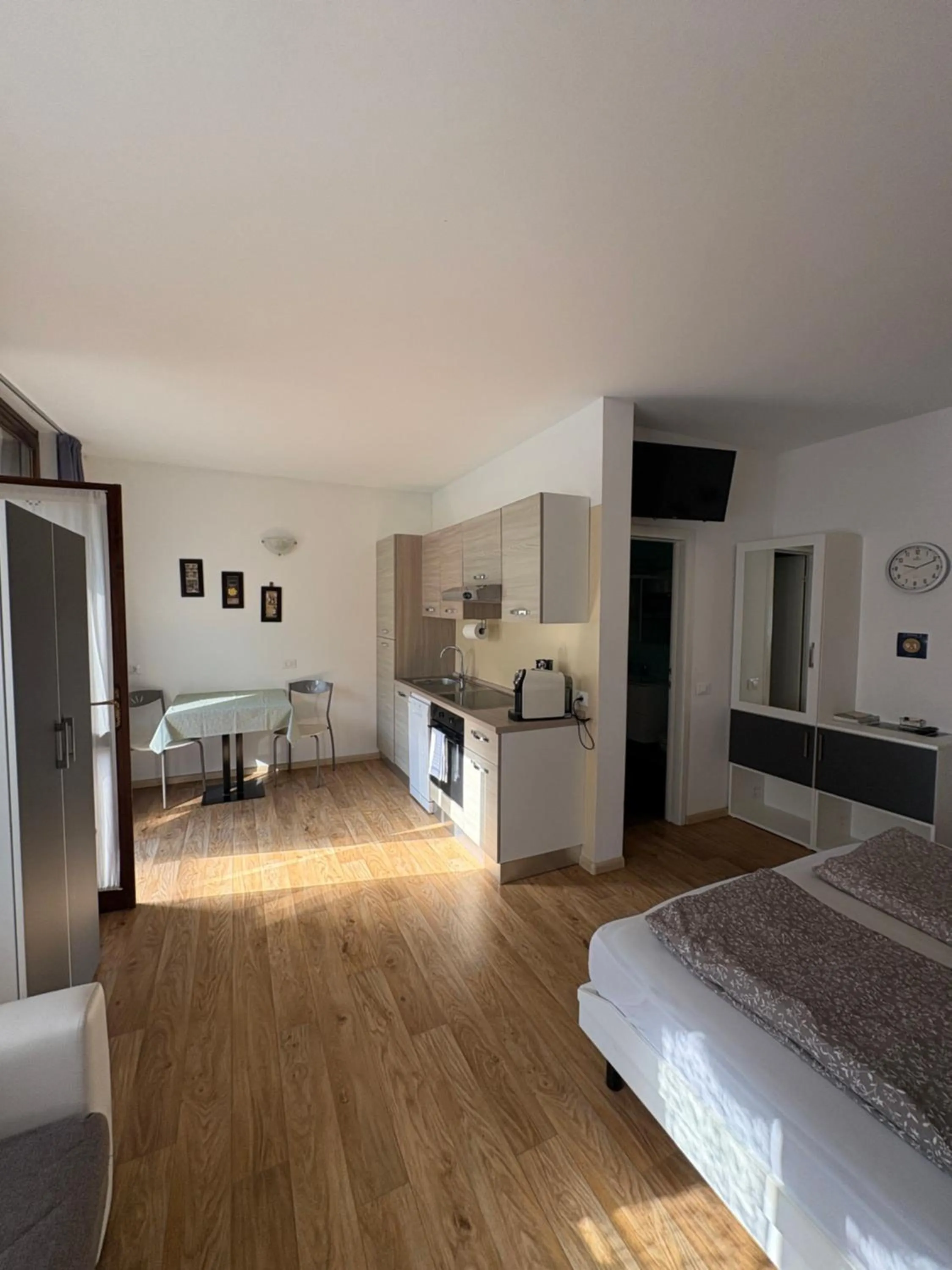 Restaurant/places to eat, Bed in Lugana 17