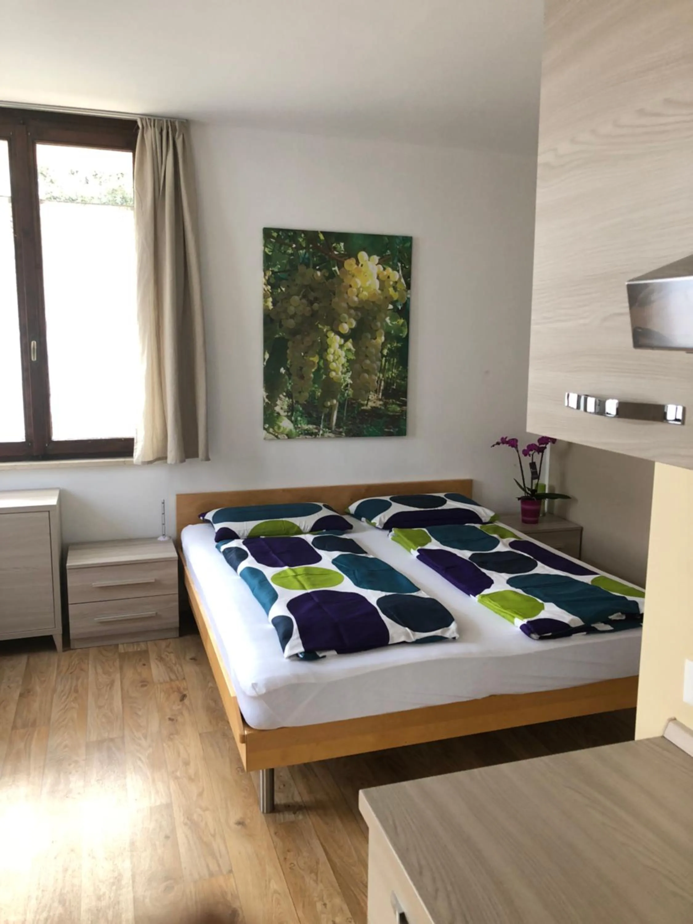 Photo of the whole room, Bed in Lugana 17