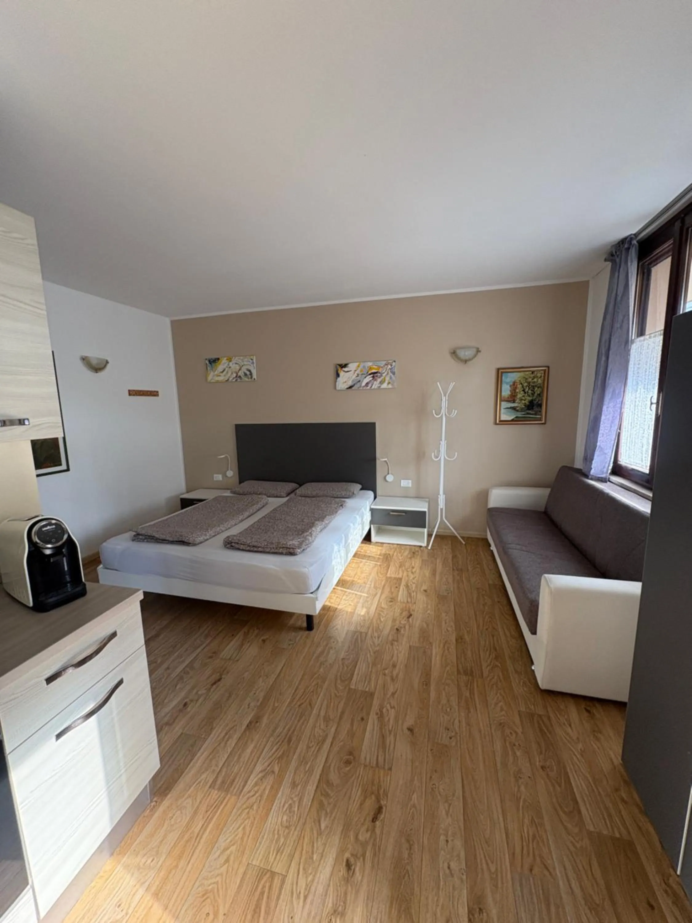 Bedroom, Bed in Lugana 17