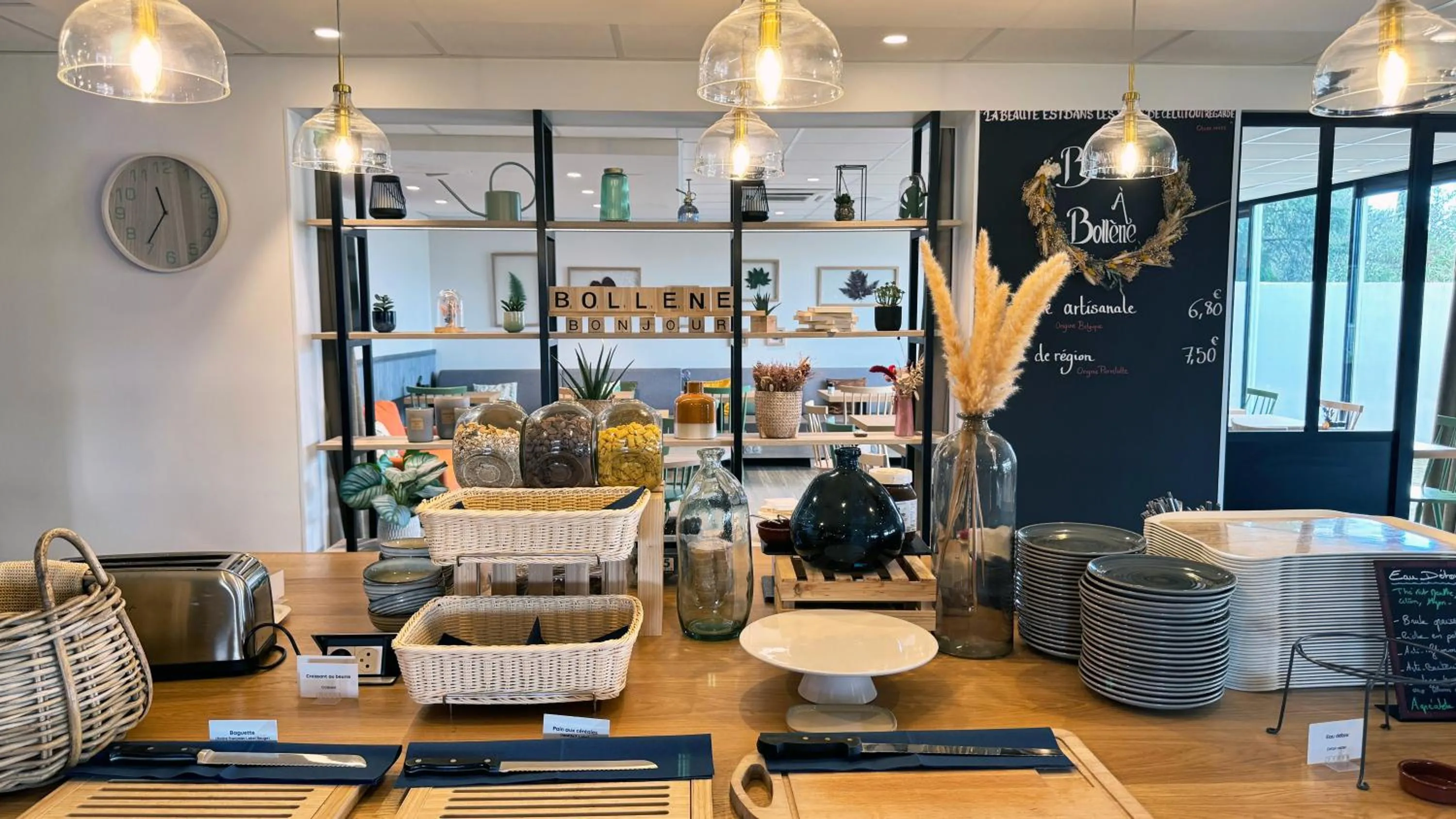 Food and drinks in Campanile Bollène A7