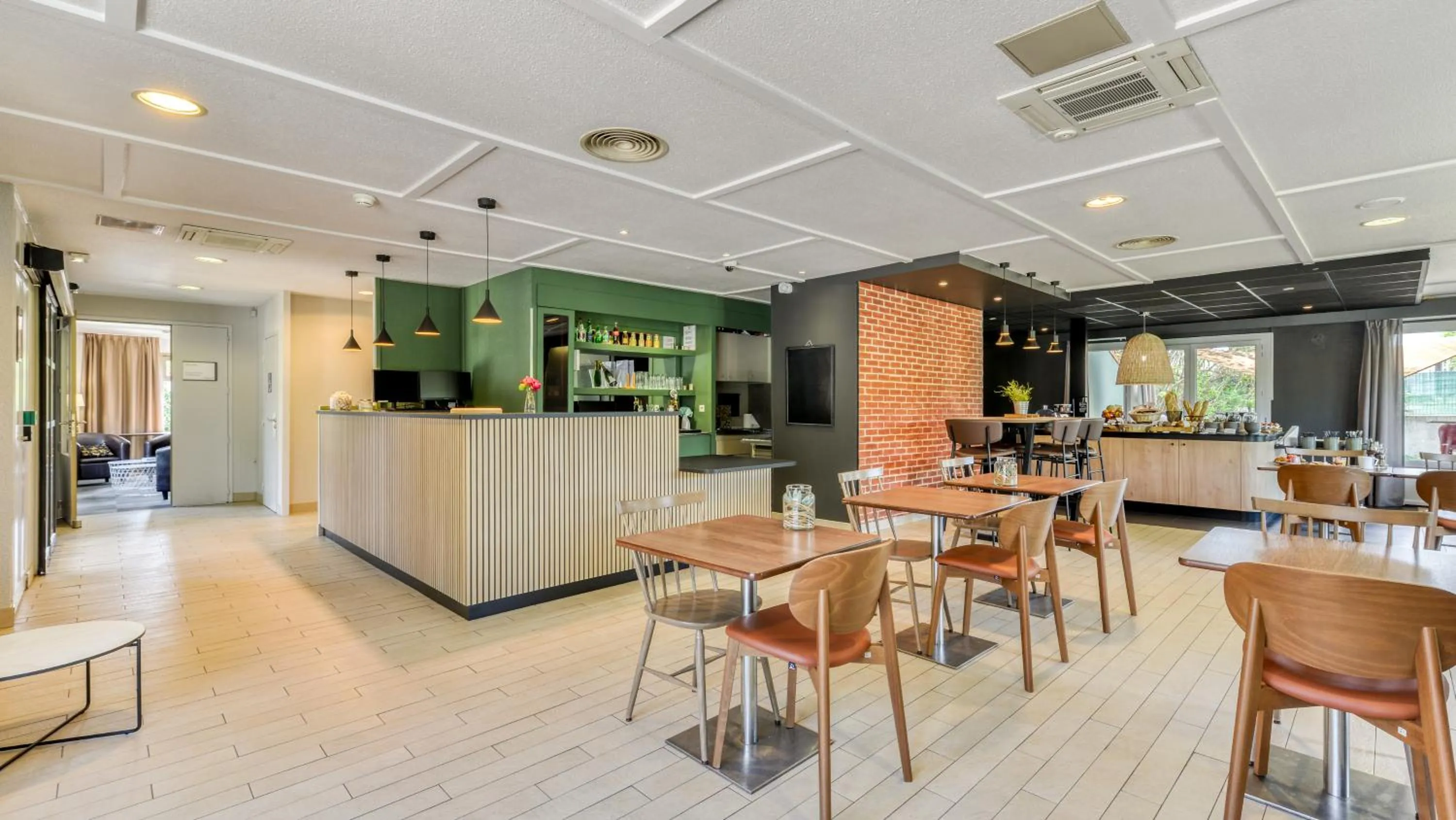 Lobby or reception in Campanile NATURE - Bordeaux Est Artigues