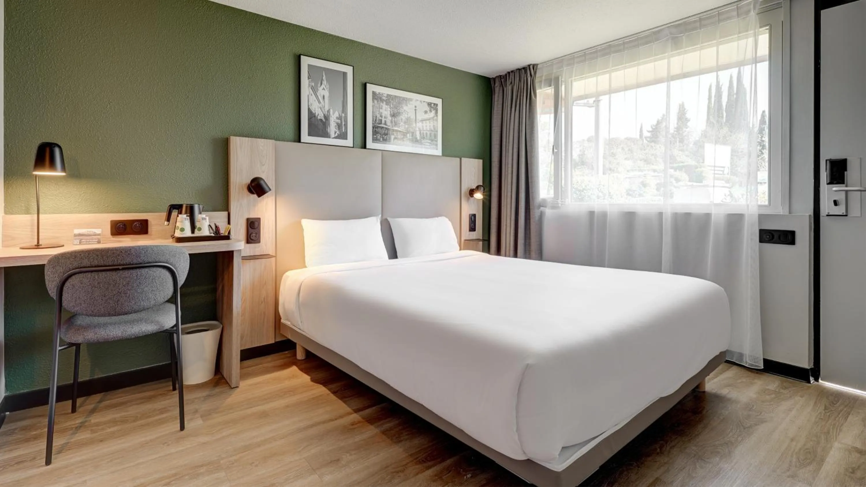 Photo of the whole room, Bed in Campanile NATURE - Bordeaux Est Artigues