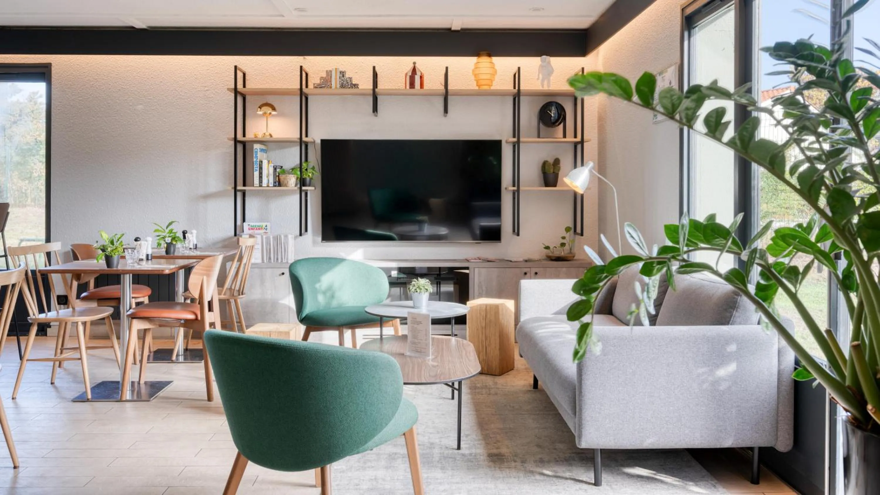 Communal lounge/ TV room in Campanile NATURE - Bordeaux Sud Gradignan Talence