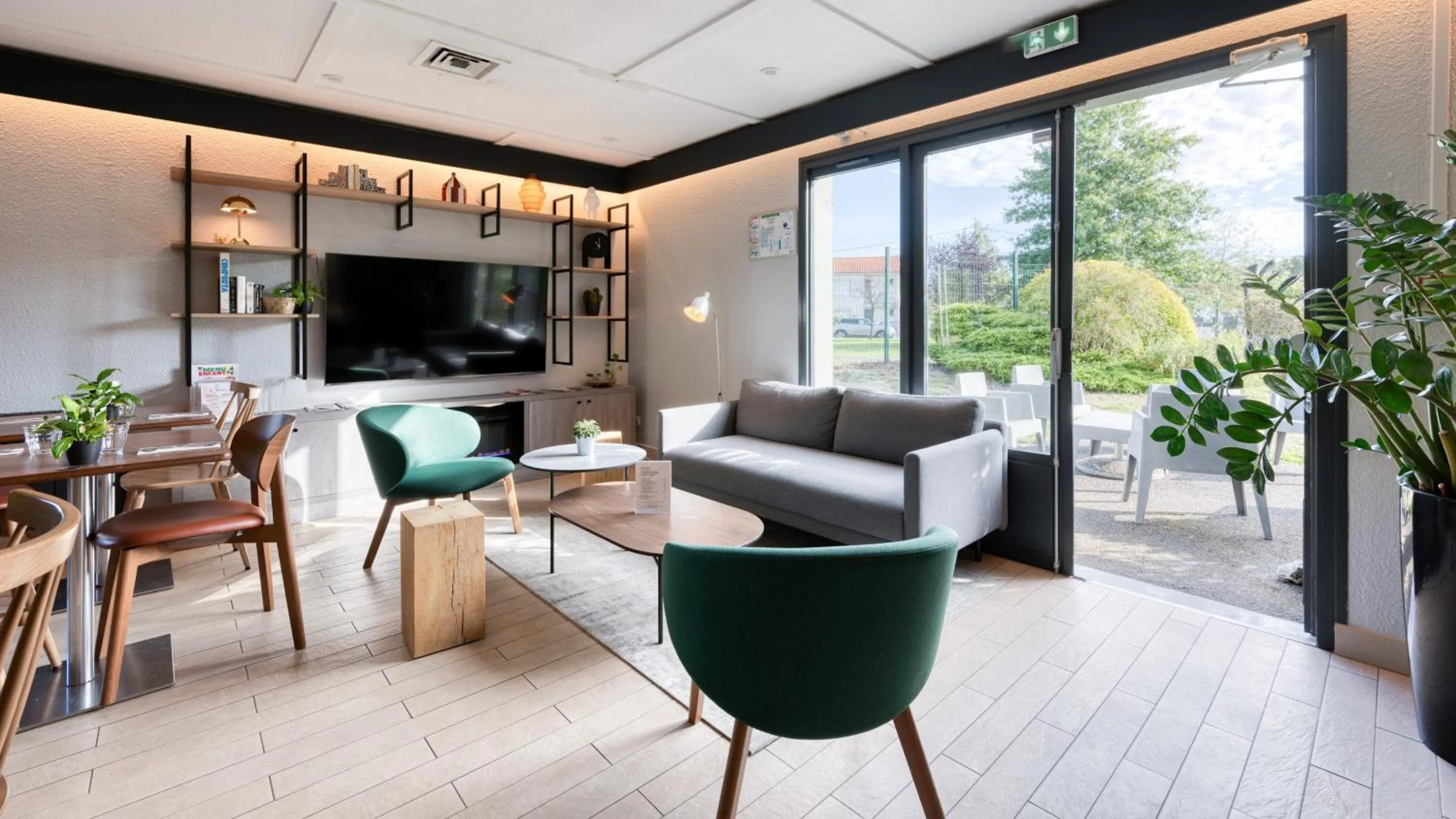 Communal lounge/ TV room in Campanile NATURE - Bordeaux Sud Gradignan Talence